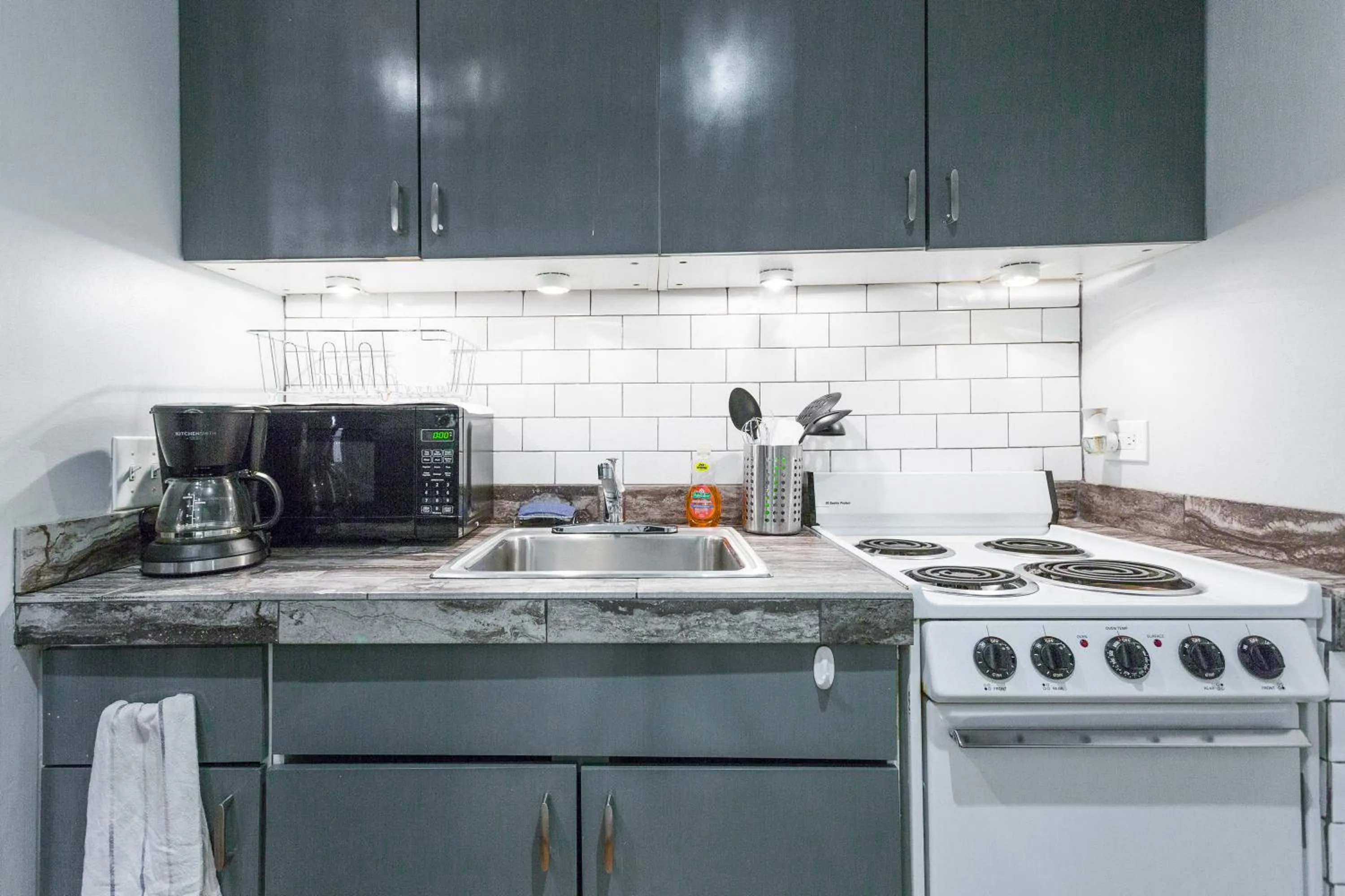 Kitchen or kitchenette in 5 Bedroom Huge House in Best Location Parking Fireplace Back Yard