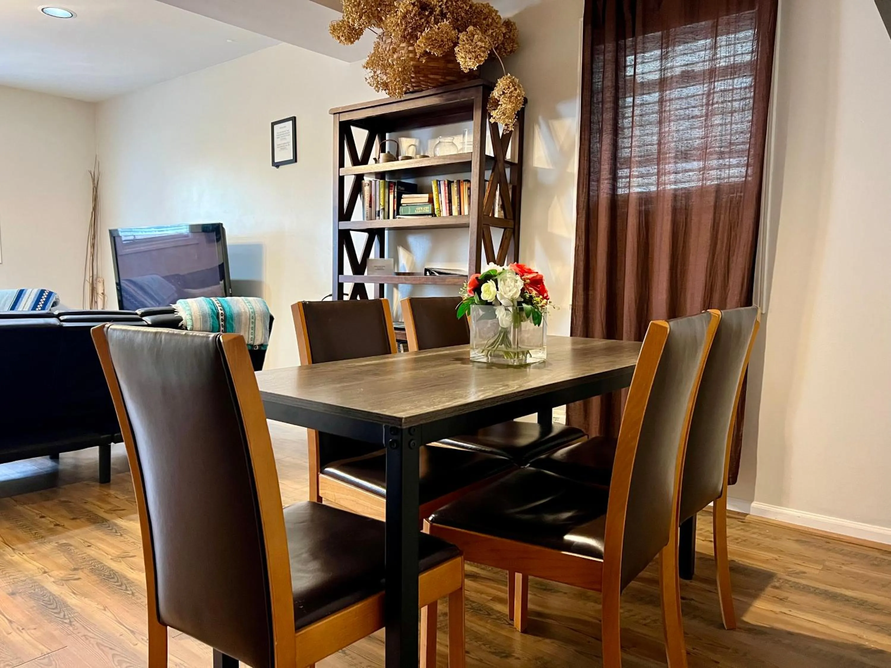 TV and multimedia in 5 Bedroom Huge House in Best Location Parking Fireplace Back Yard