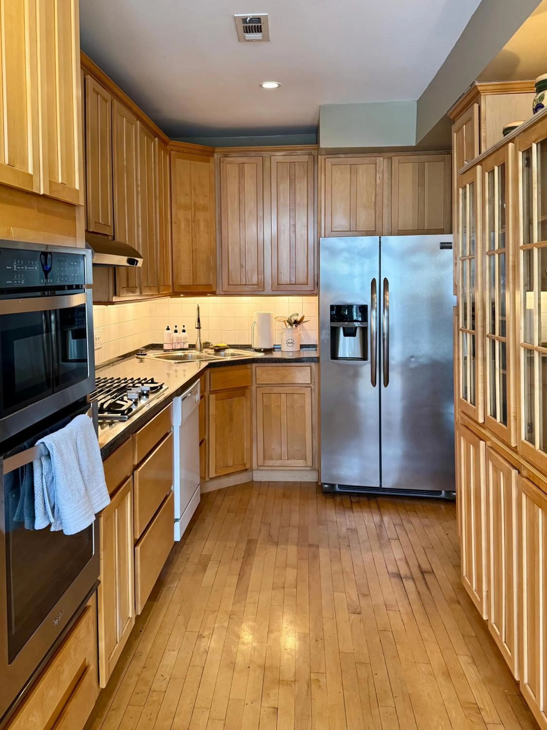 Kitchen or kitchenette in 5 Bedroom Huge House in Best Location Parking Fireplace Back Yard