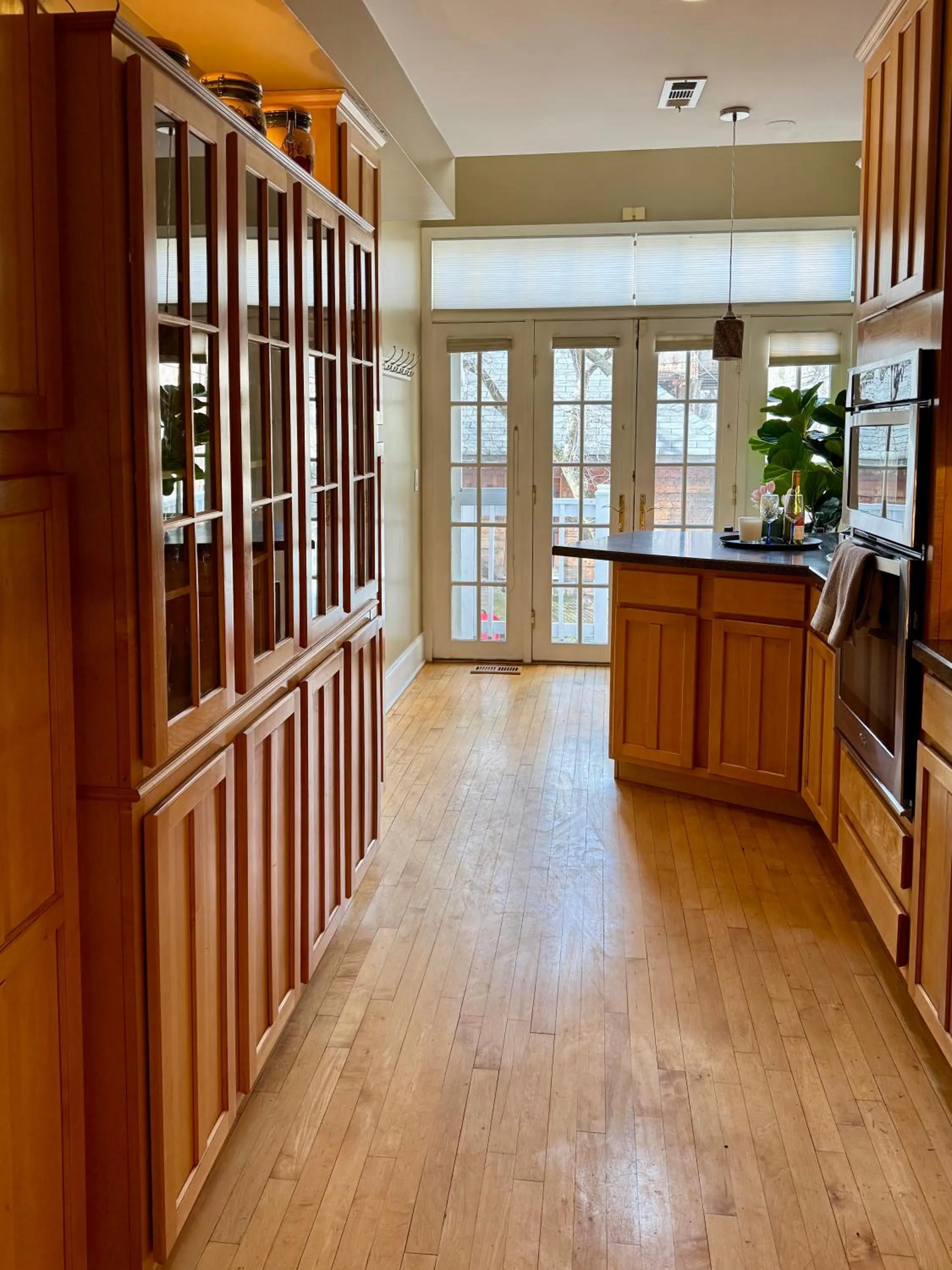 Kitchen or kitchenette in 5 Bedroom Huge House in Best Location Parking Fireplace Back Yard