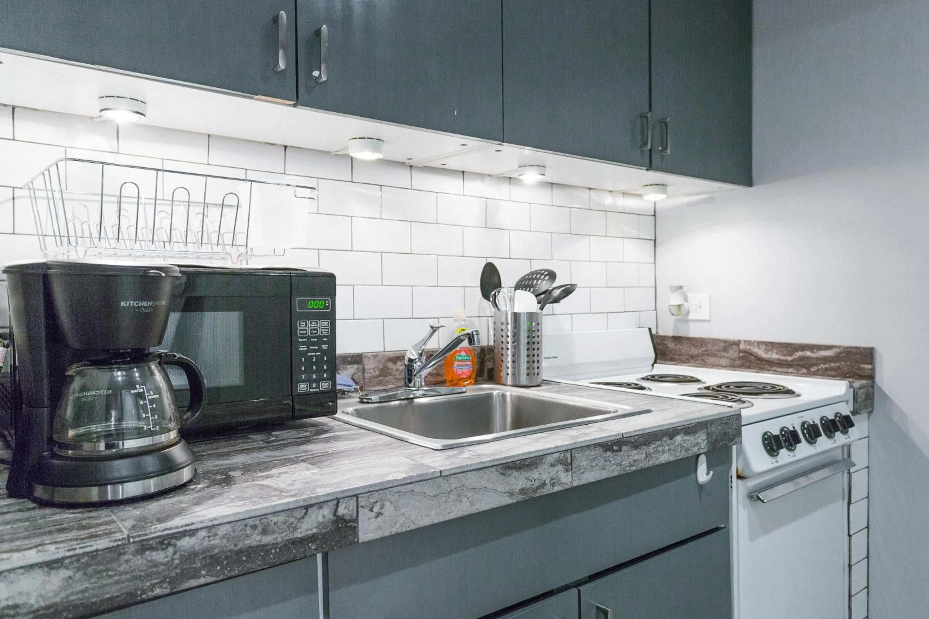 Kitchen or kitchenette in 5 Bedroom Huge House in Best Location Parking Fireplace Back Yard