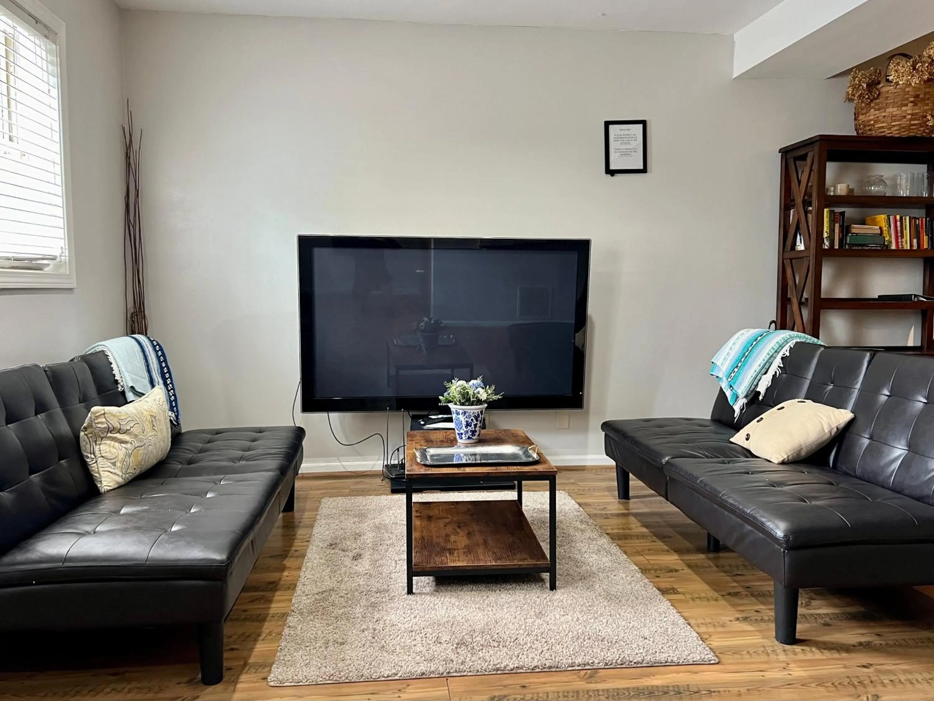 TV and multimedia in 5 Bedroom Huge House in Best Location Parking Fireplace Back Yard