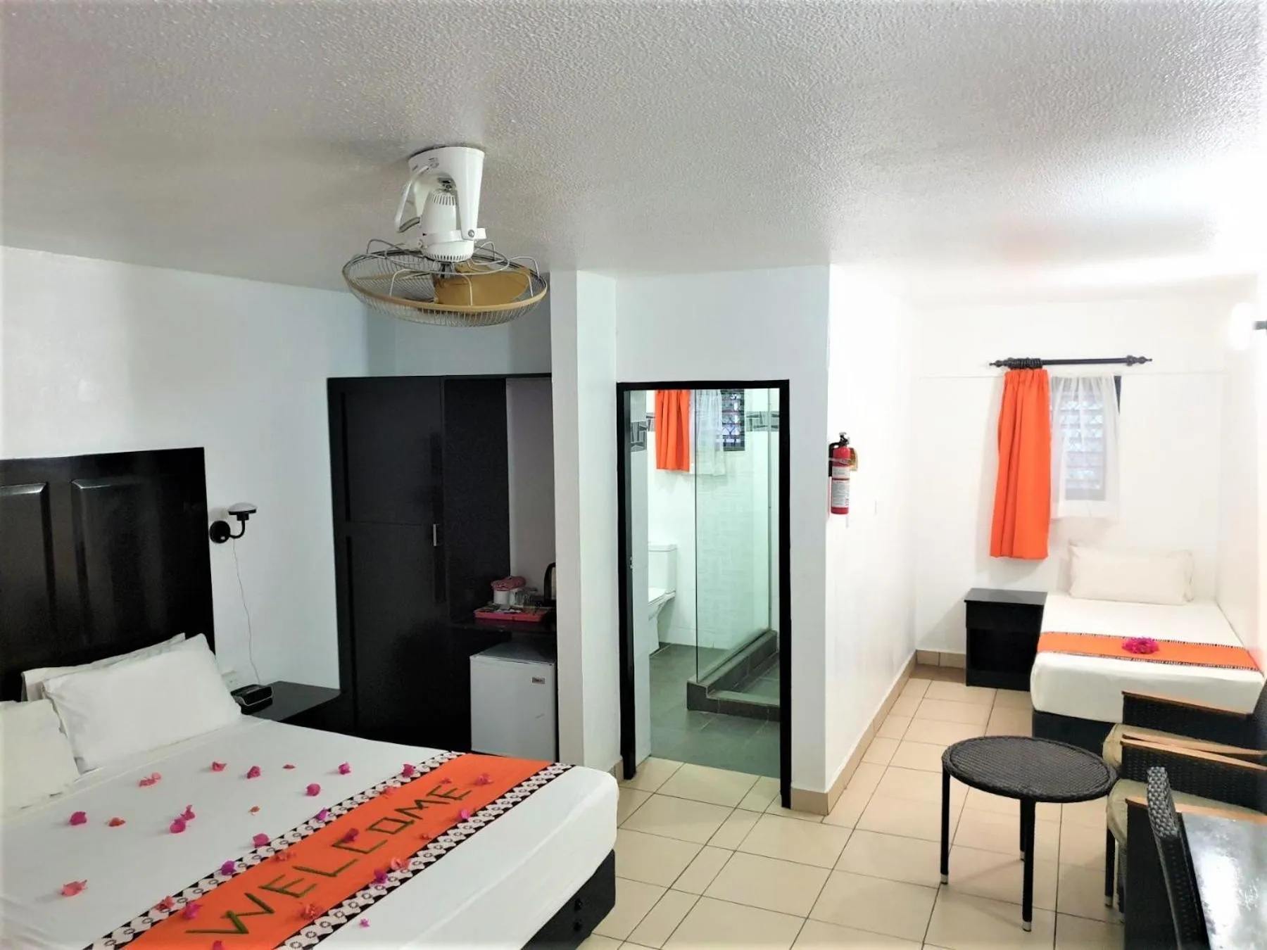 Seating area, Bed in Suva Motor Inn