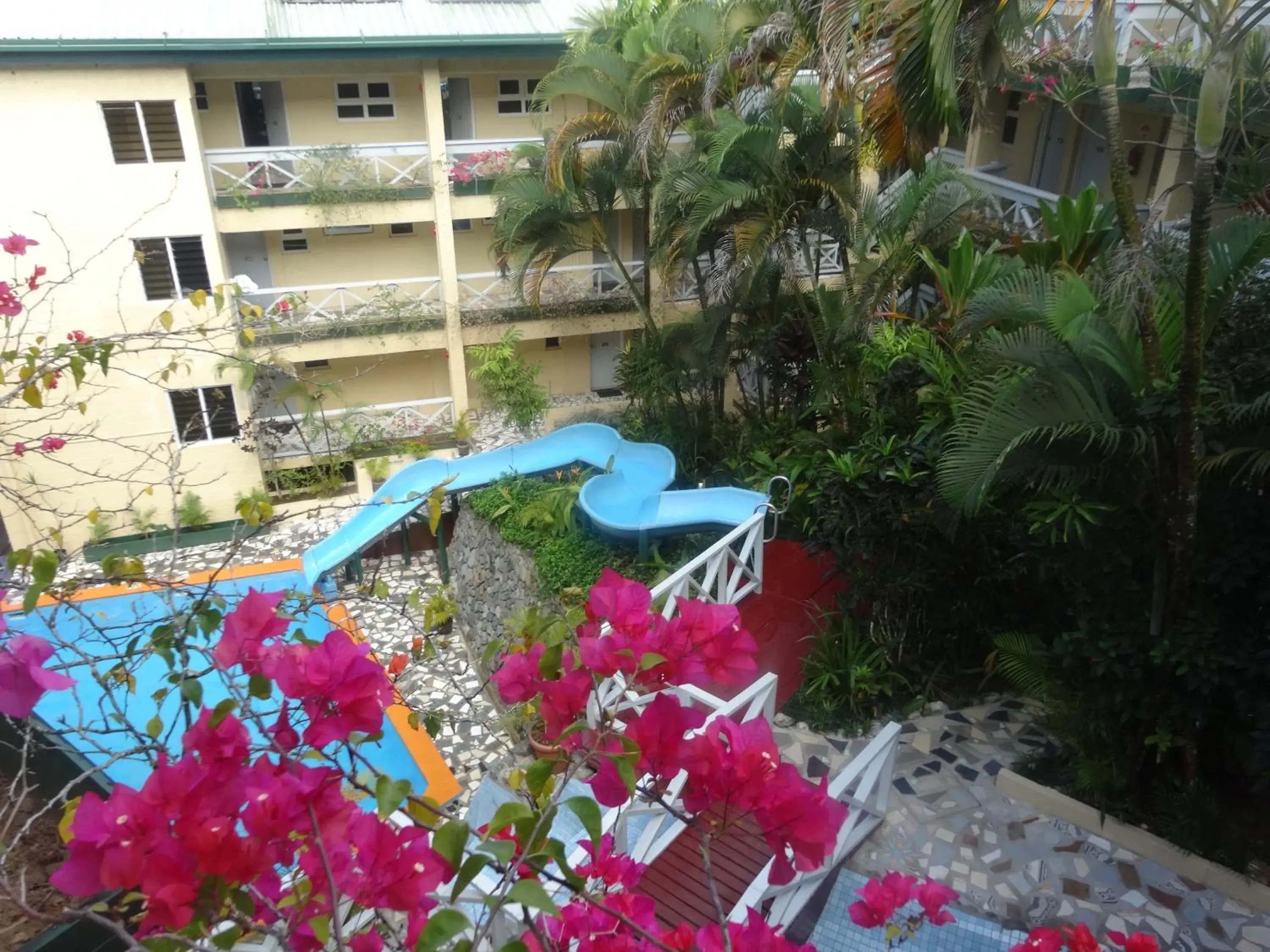 Swimming pool in Suva Motor Inn Swimming pool in Suva Motor Inn