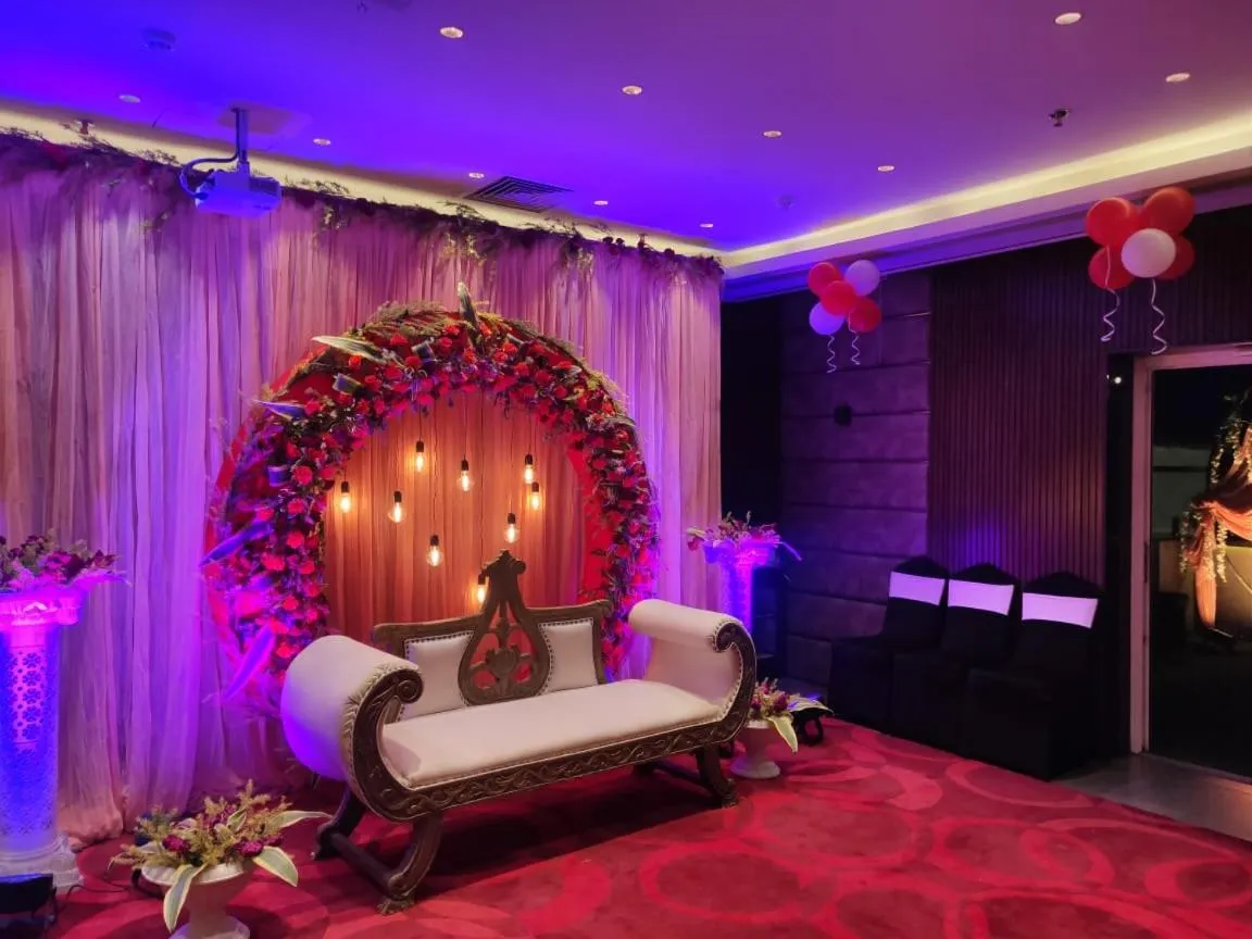 Restaurant/places to eat in The Onyx Hotel