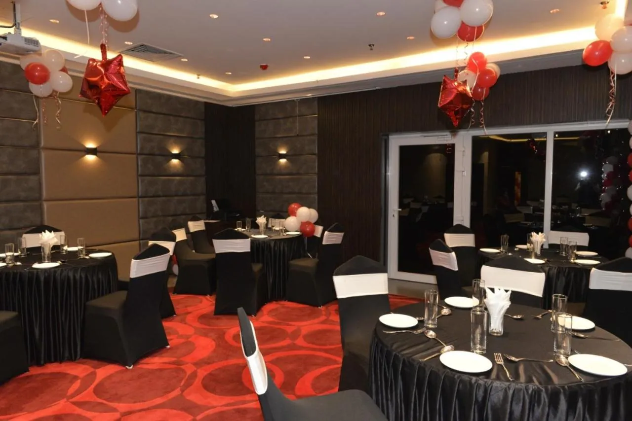 Restaurant/places to eat in The Onyx Hotel