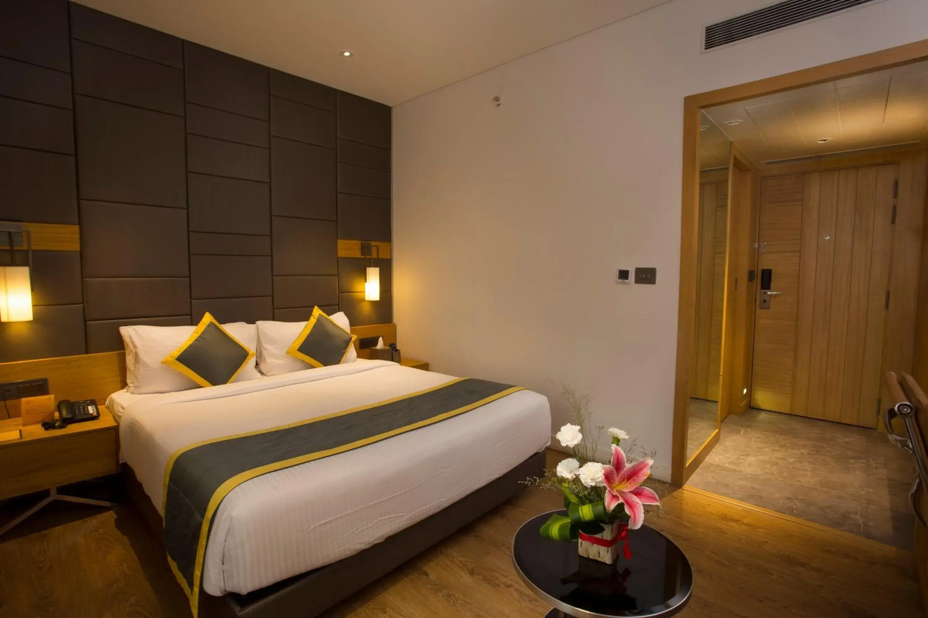 Photo of the whole room, Bed in Fountain Tree by TGI Photo of the whole room, Bed in Fountain Tree by TGI