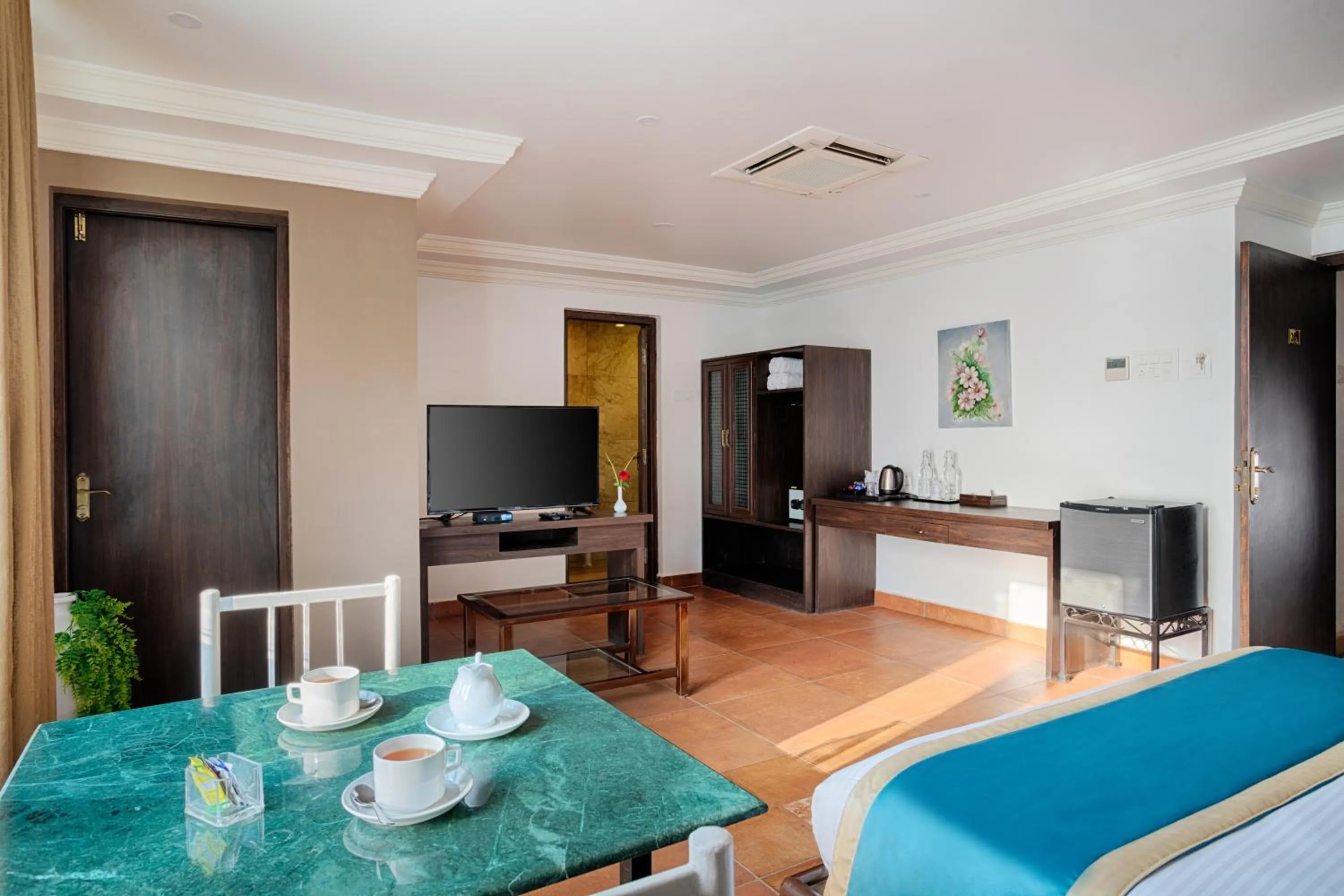 TV and multimedia in Ziva Suites - A Botique Hotel