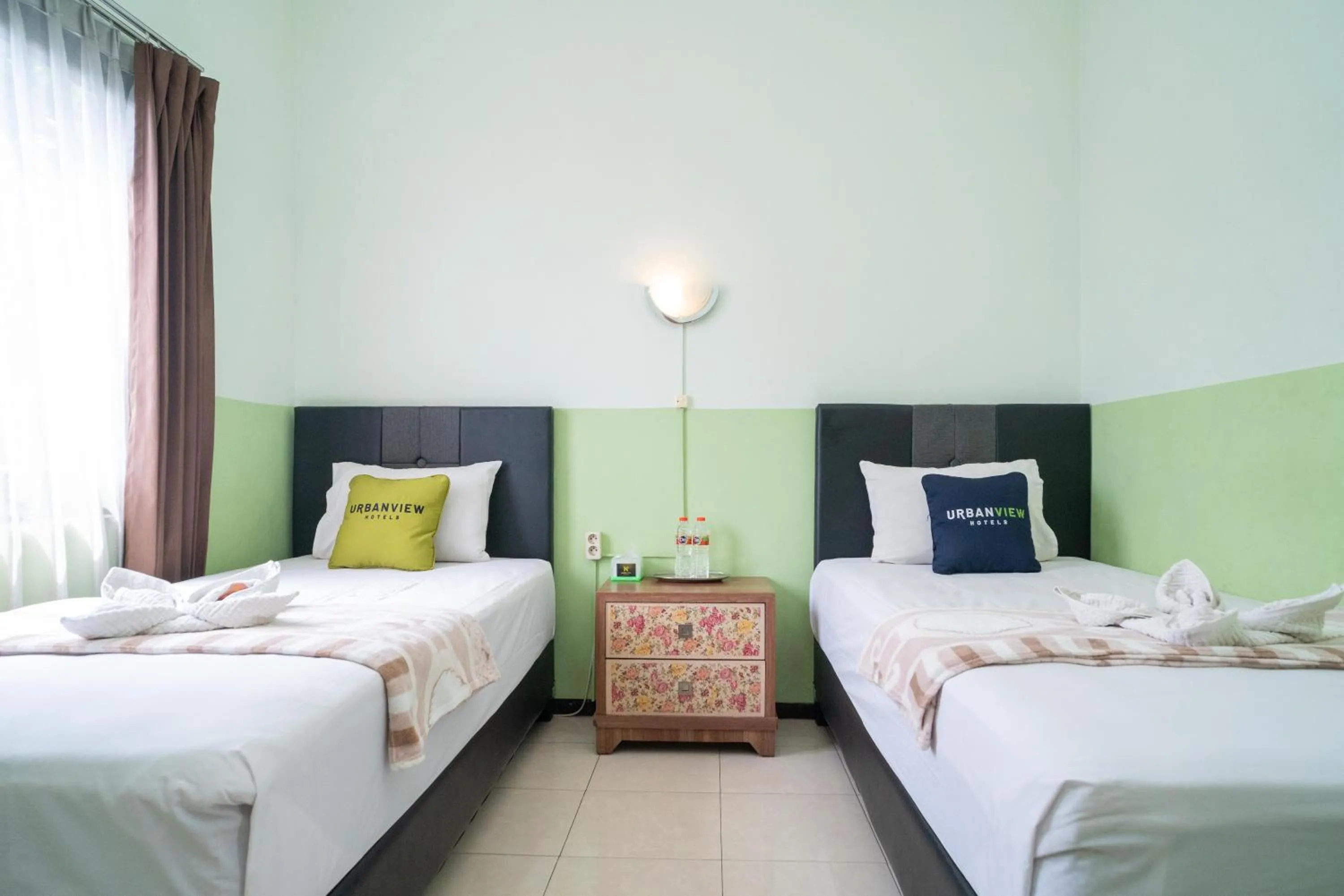 Photo of the whole room, Bed in Urbanview Hotel de Kopen Malang by RedDoorz