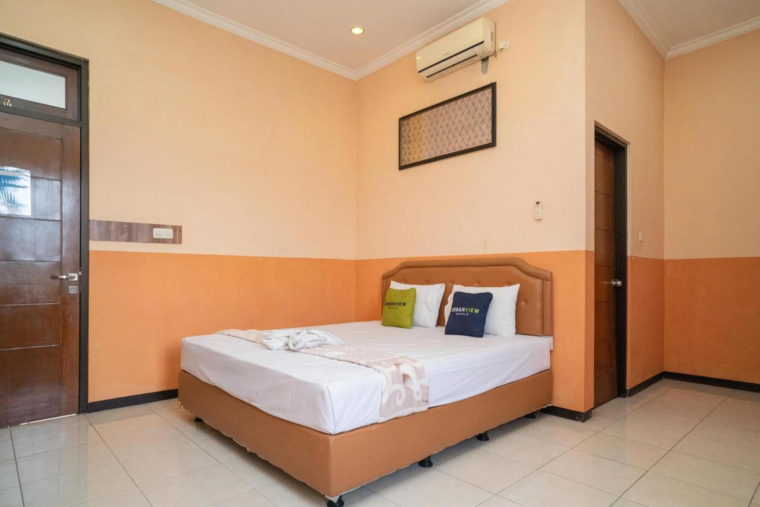 Bedroom, Bed in Urbanview Hotel de Kopen Malang by RedDoorz