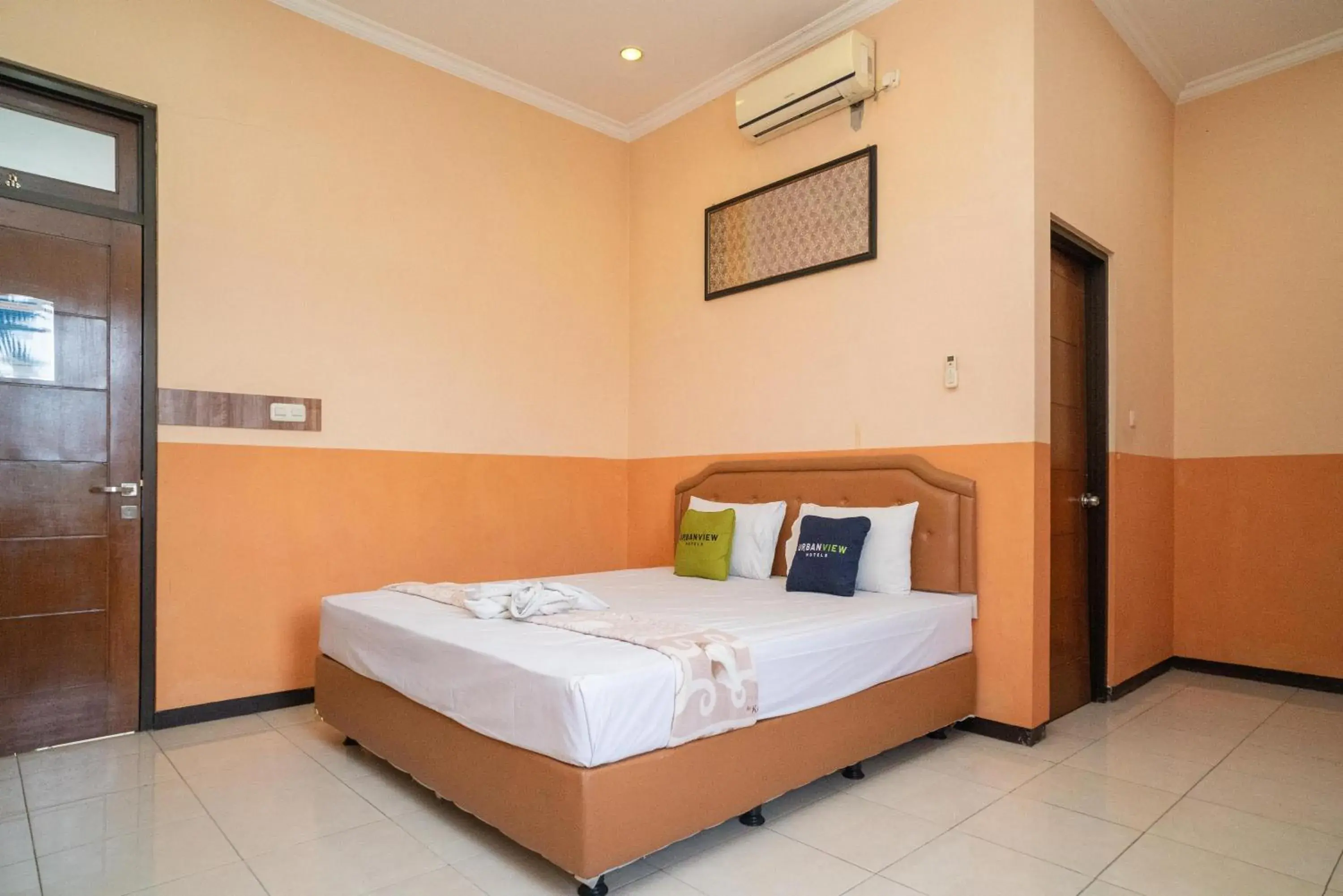 Bedroom, Bed in Urbanview Hotel de Kopen Malang by RedDoorz Bedroom, Bed in Urbanview Hotel de Kopen Malang by RedDoorz