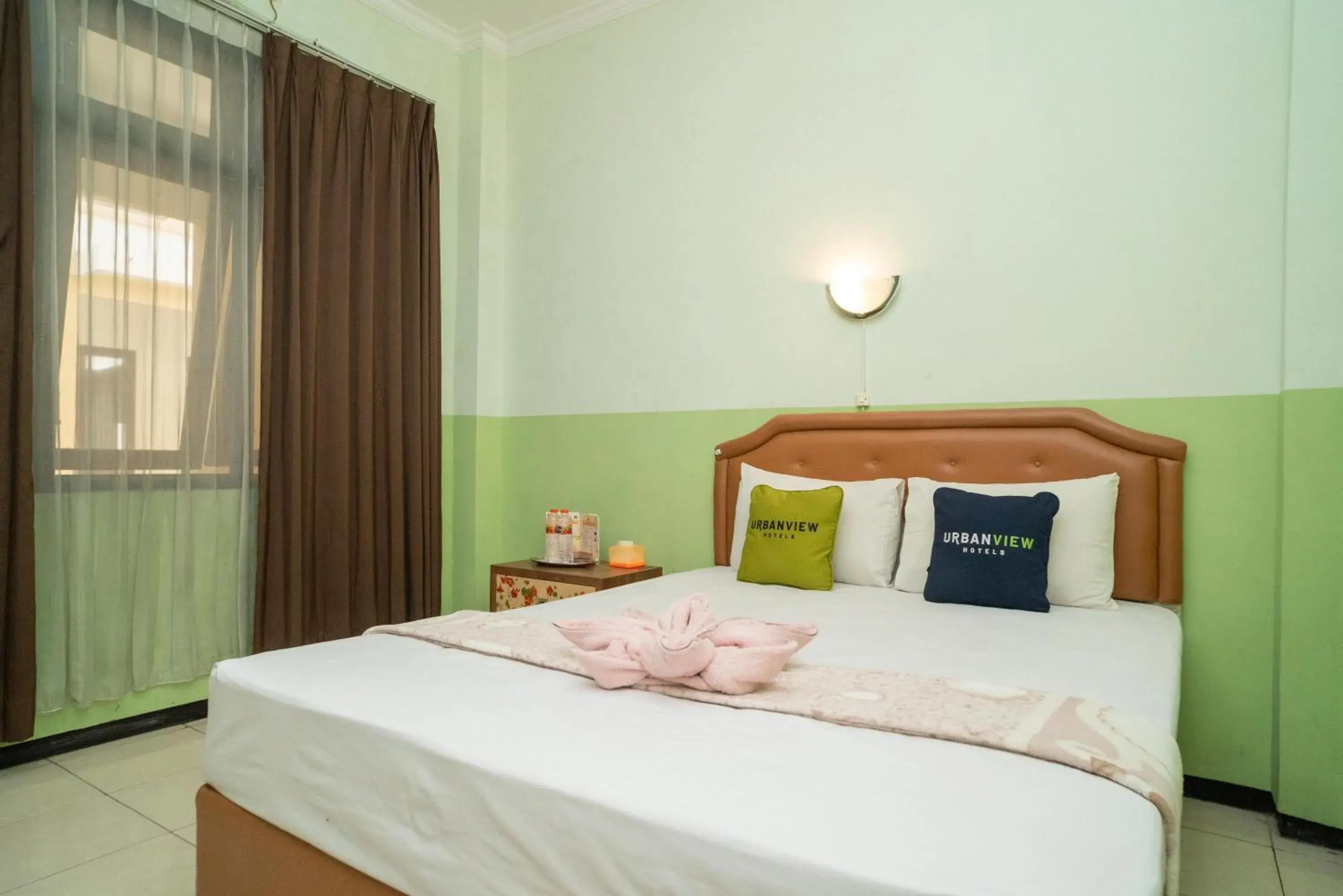 Bedroom, Bed in Urbanview Hotel de Kopen Malang by RedDoorz Bedroom, Bed in Urbanview Hotel de Kopen Malang by RedDoorz