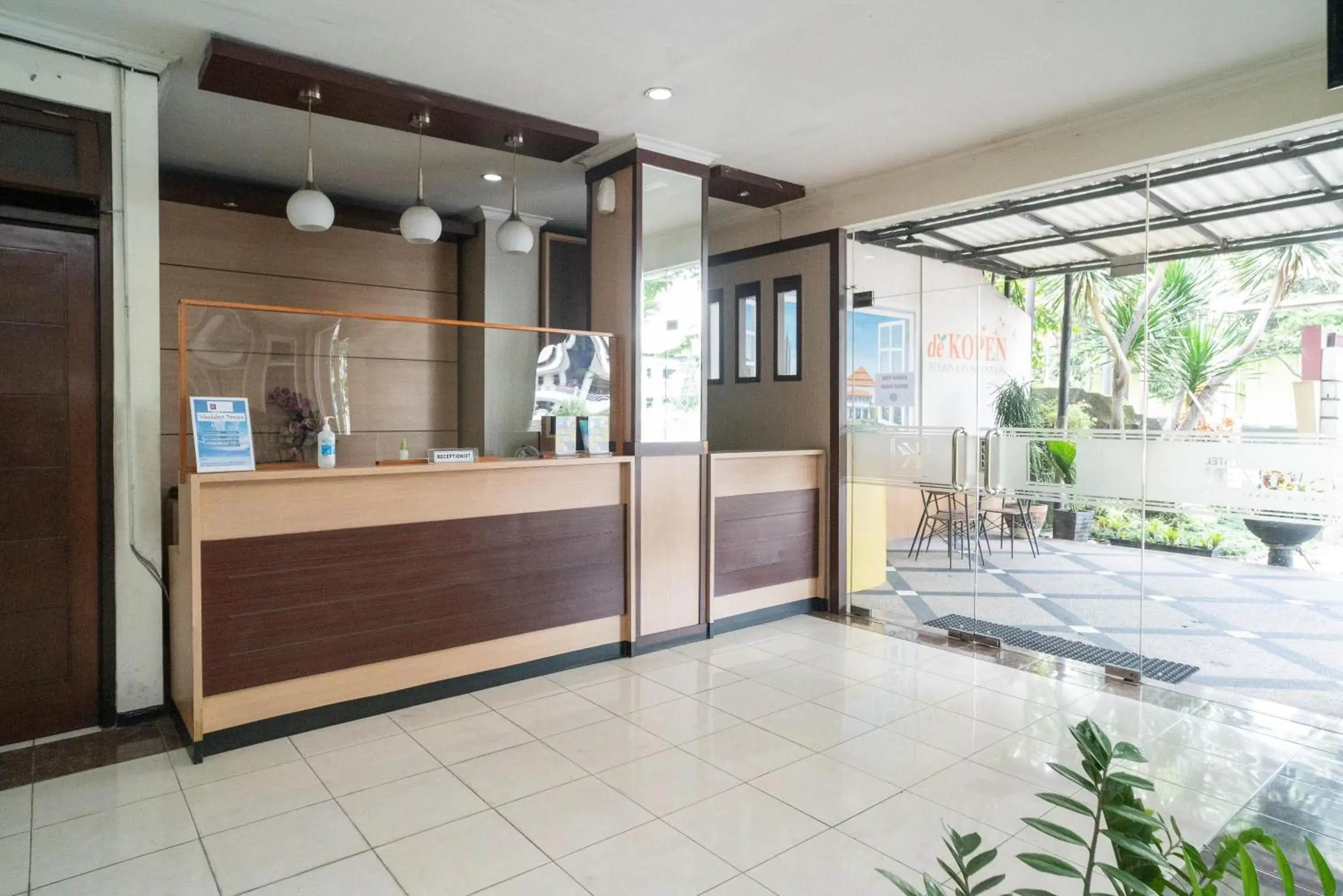 Lobby or reception in Urbanview Hotel de Kopen Malang by RedDoorz Lobby or reception in Urbanview Hotel de Kopen Malang by RedDoorz