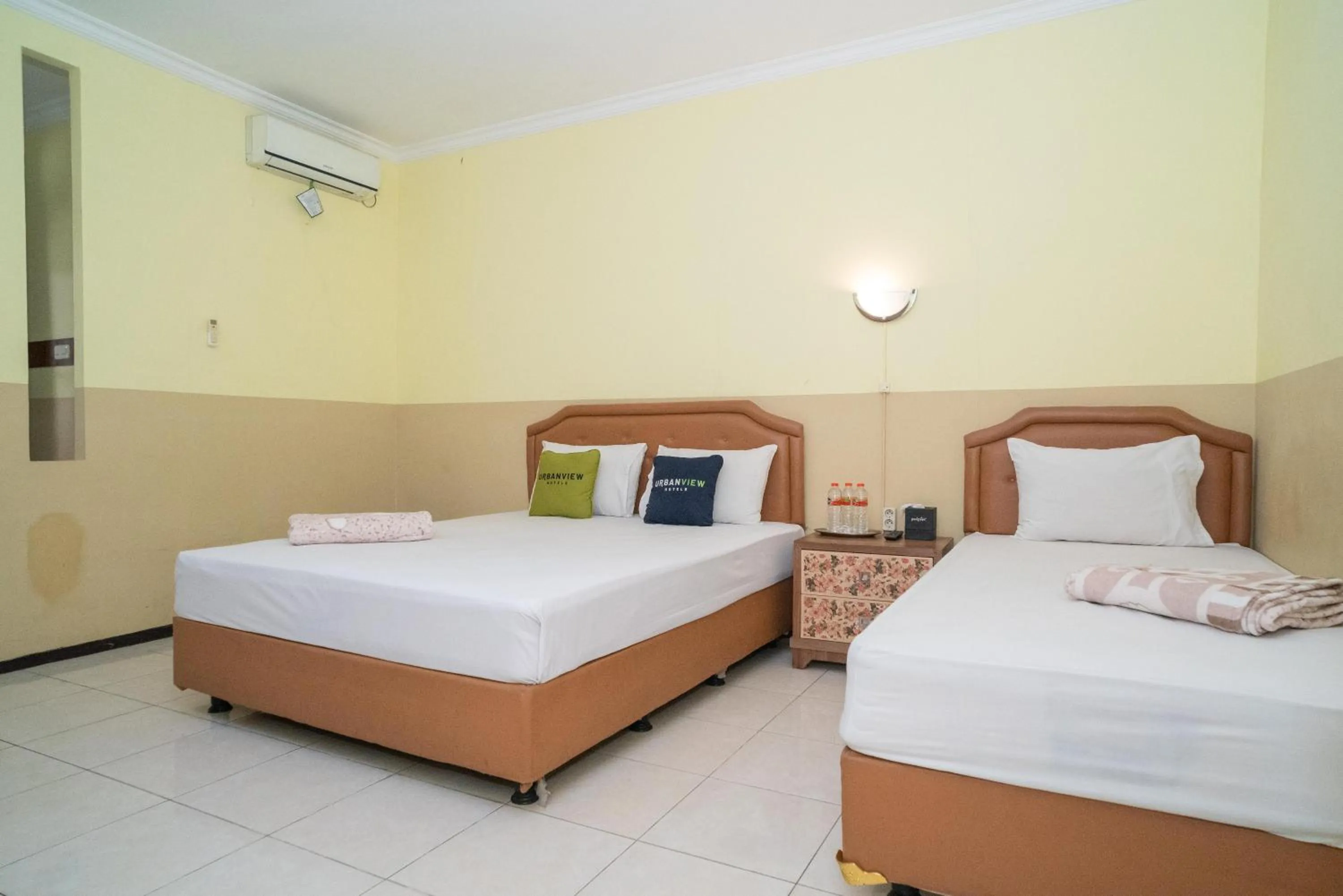 Photo of the whole room, Bed in Urbanview Hotel de Kopen Malang by RedDoorz