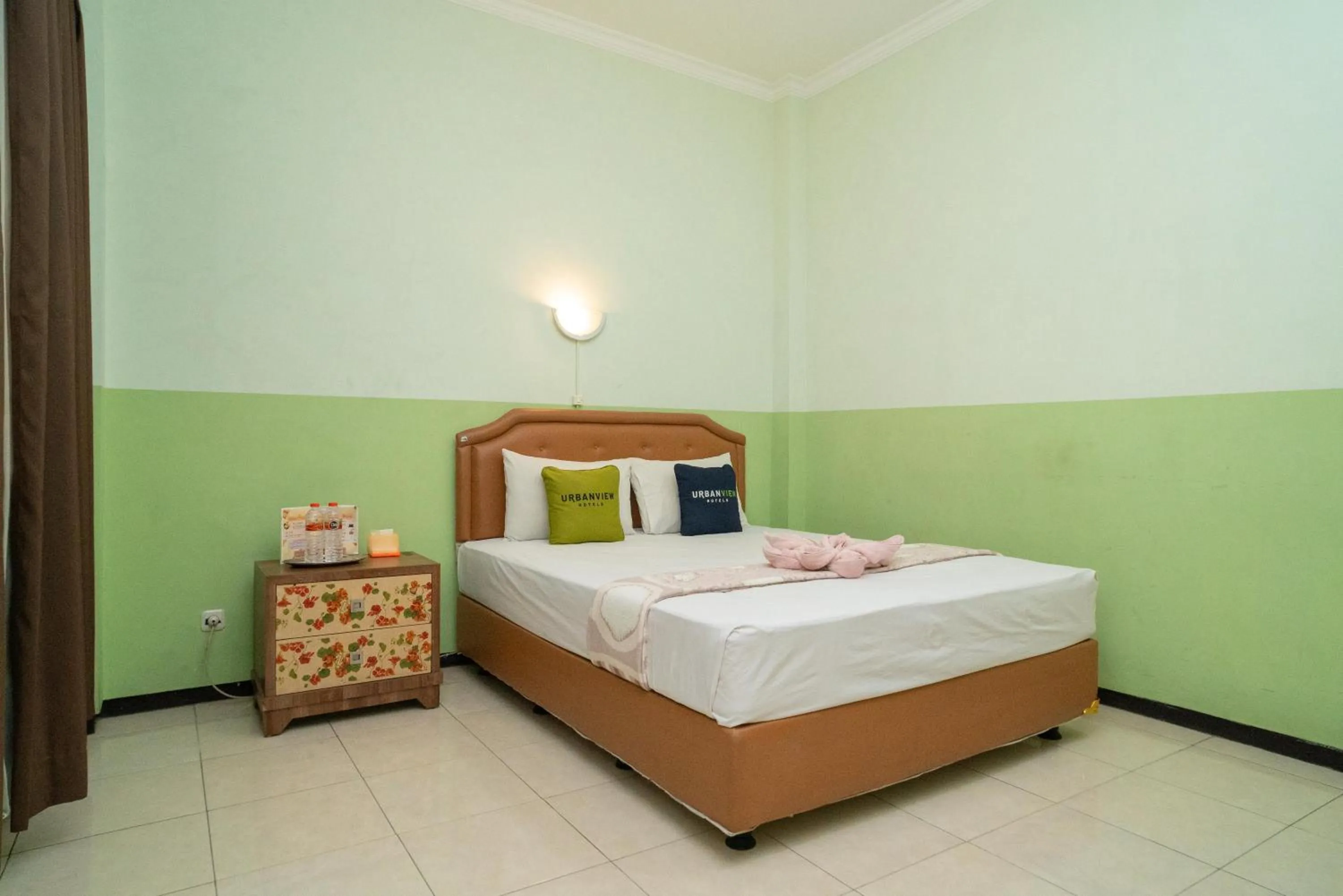 Bedroom, Bed in Urbanview Hotel de Kopen Malang by RedDoorz