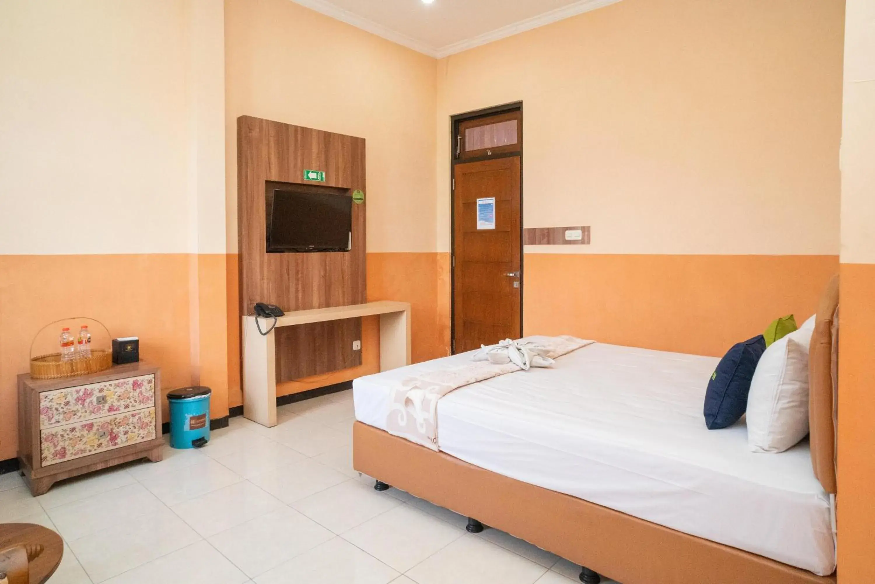 Photo of the whole room, Bed in Urbanview Hotel de Kopen Malang by RedDoorz Photo of the whole room, Bed in Urbanview Hotel de Kopen Malang by RedDoorz