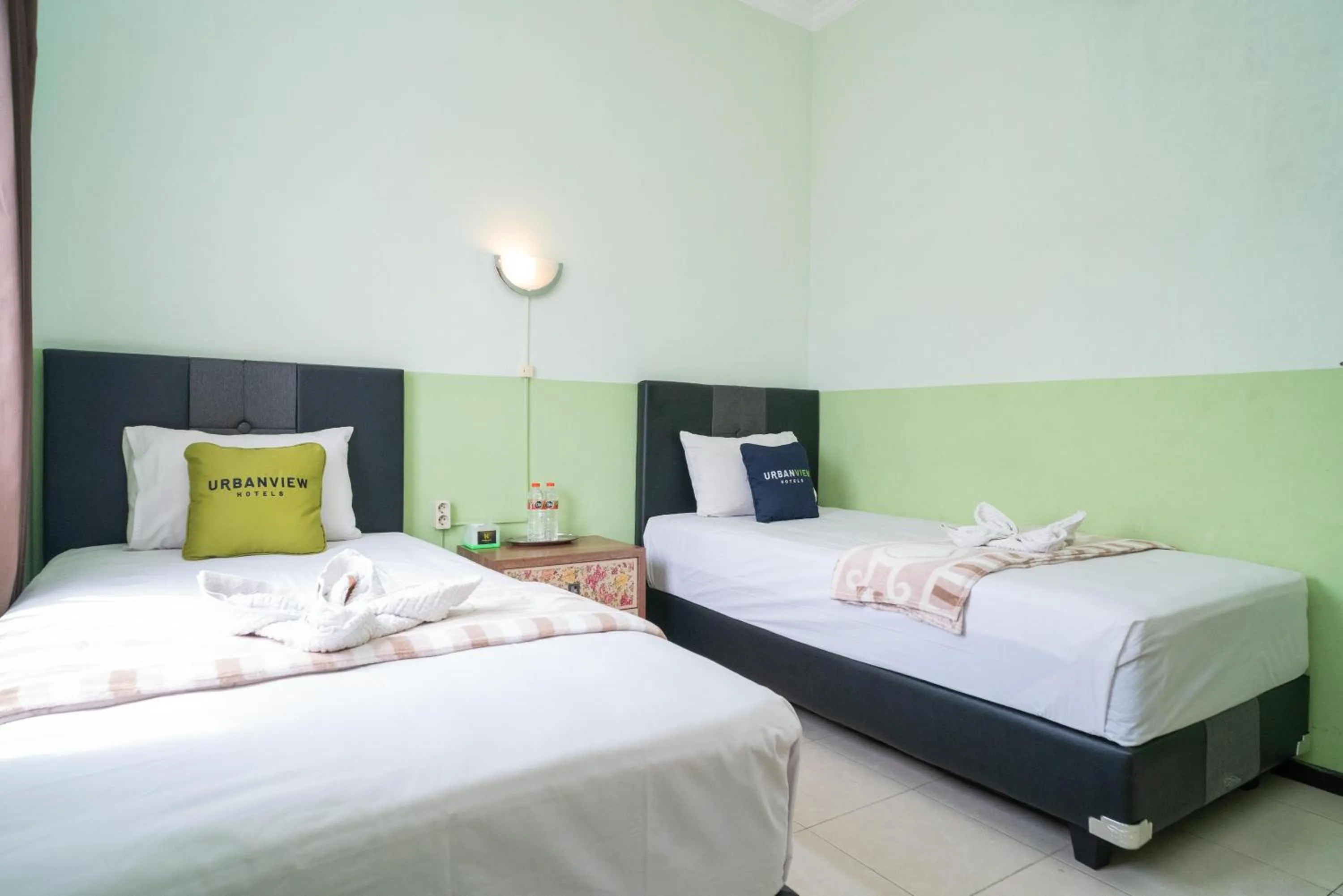 Bedroom, Bed in Urbanview Hotel de Kopen Malang by RedDoorz