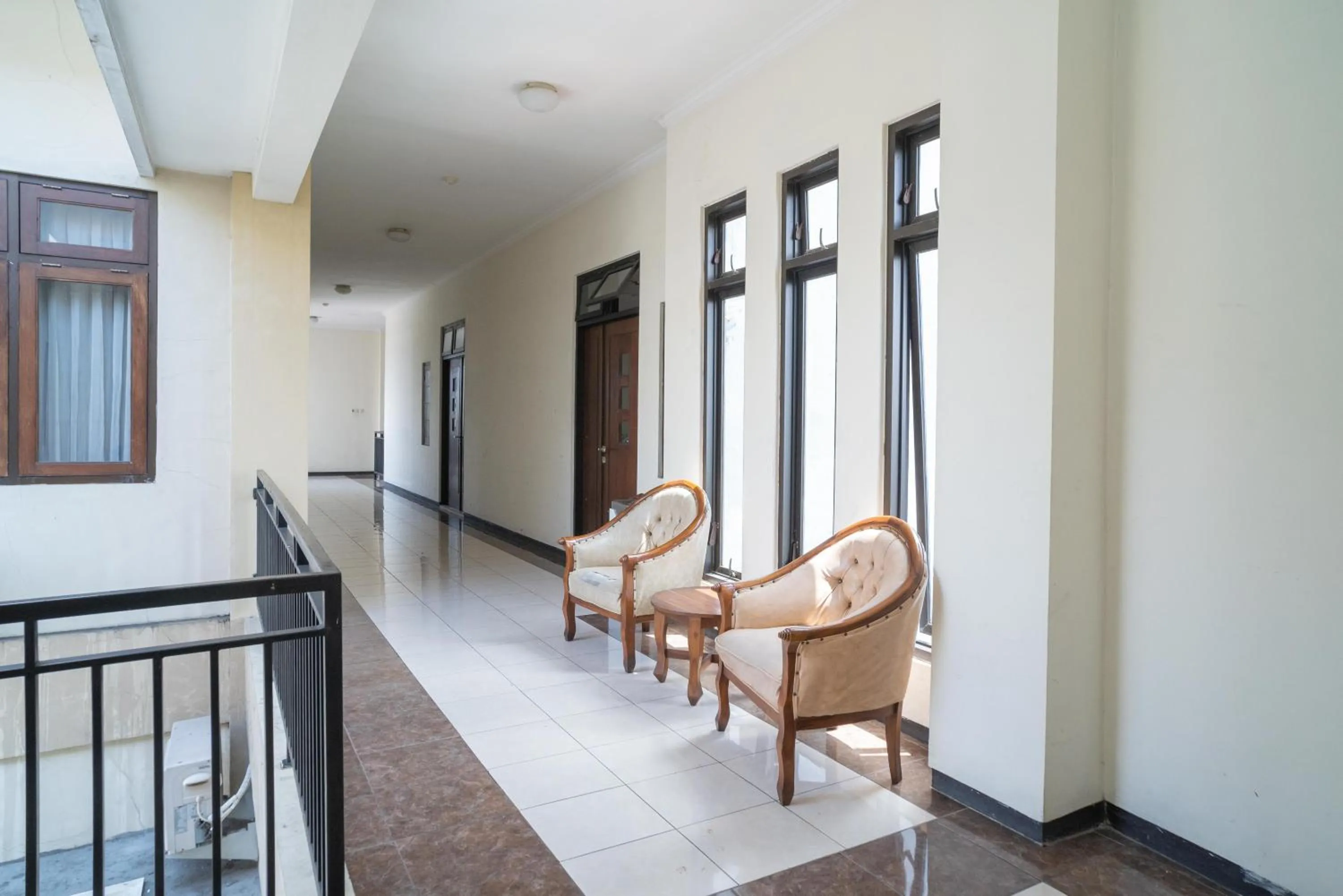 Seating area in Urbanview Hotel de Kopen Malang by RedDoorz