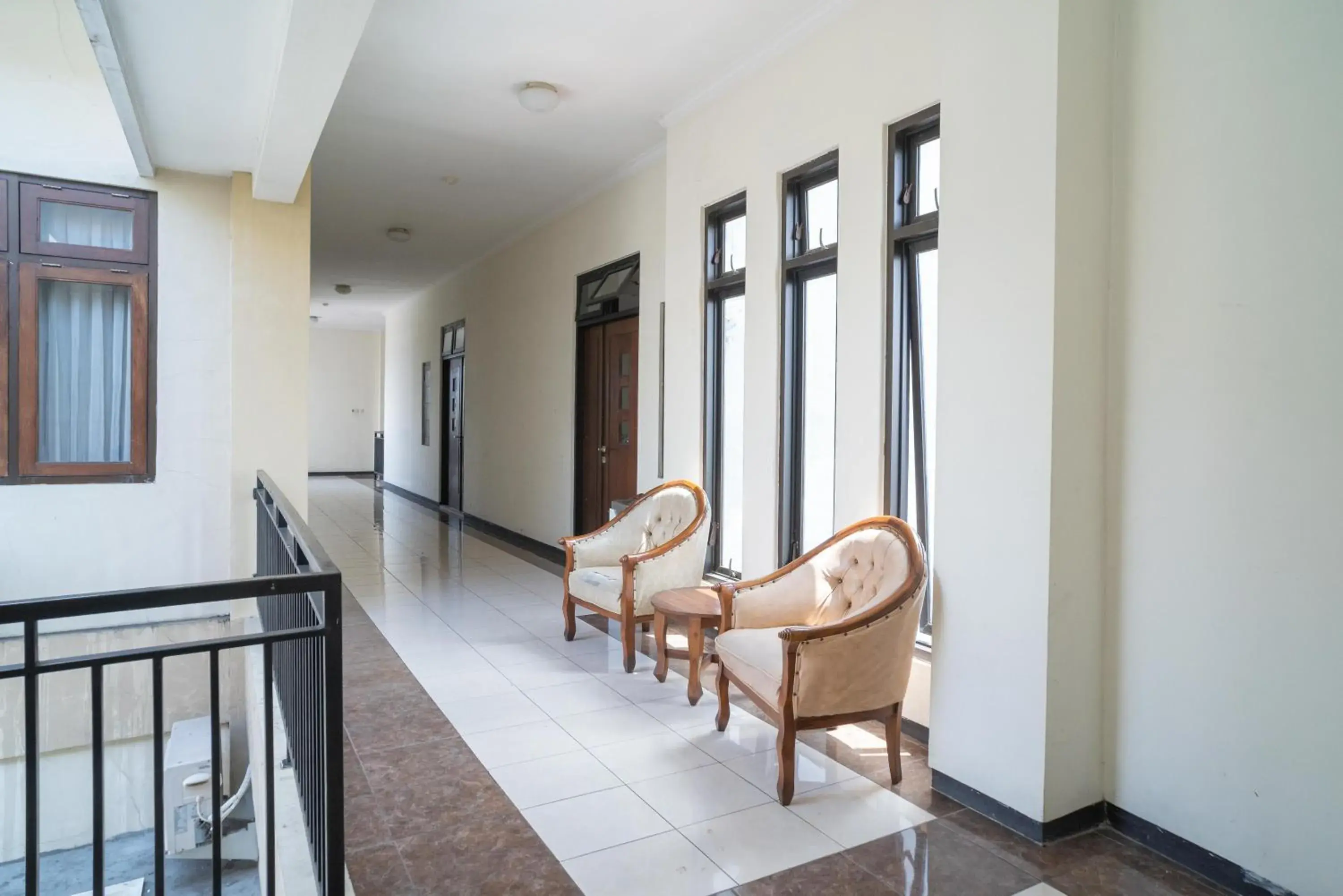 Seating area in Urbanview Hotel de Kopen Malang by RedDoorz Seating area in Urbanview Hotel de Kopen Malang by RedDoorz