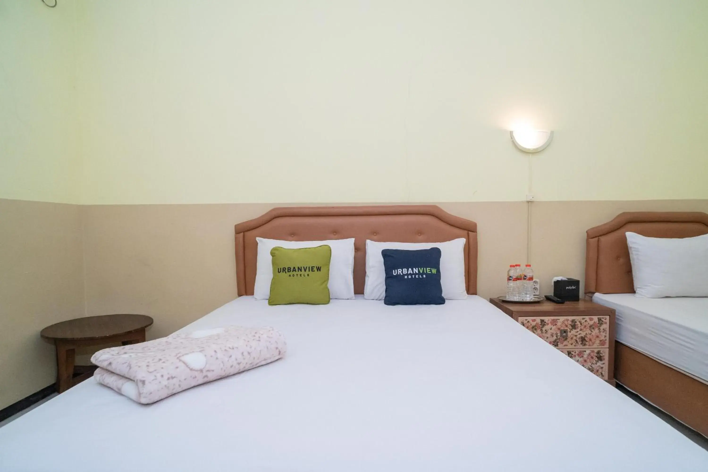 Photo of the whole room, Bed in Urbanview Hotel de Kopen Malang by RedDoorz Photo of the whole room, Bed in Urbanview Hotel de Kopen Malang by RedDoorz