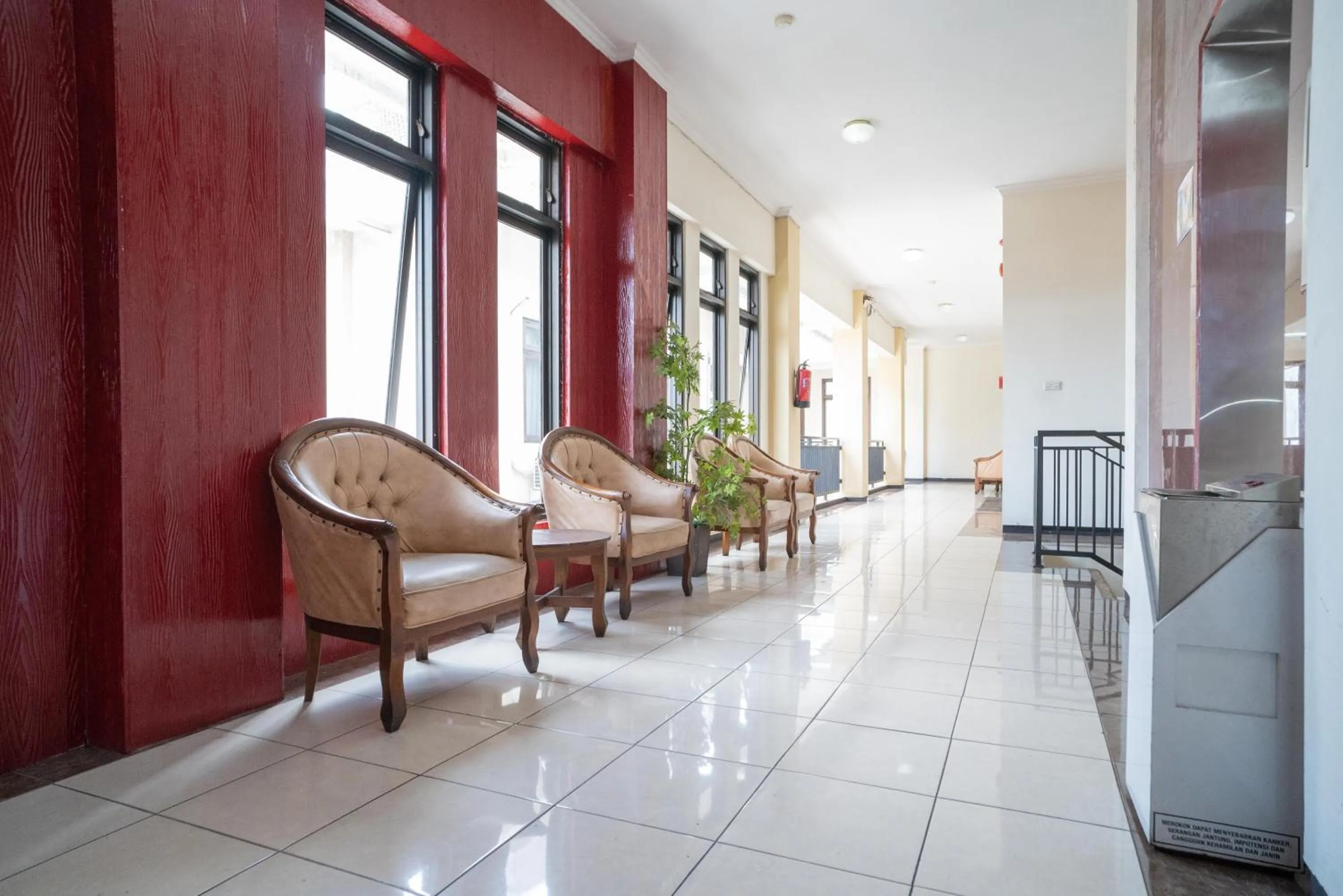 Seating area in Urbanview Hotel de Kopen Malang by RedDoorz
