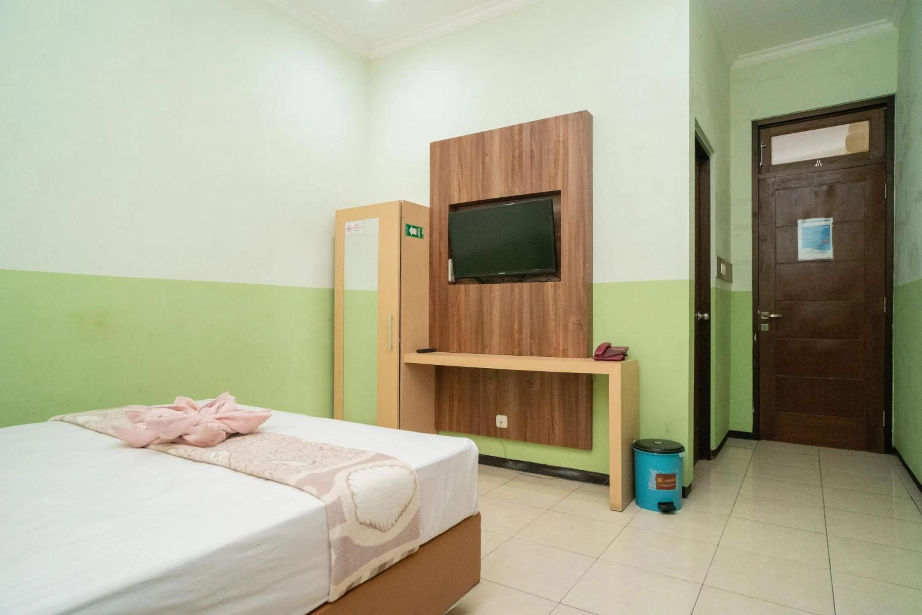 TV and multimedia, Bed in Urbanview Hotel de Kopen Malang by RedDoorz