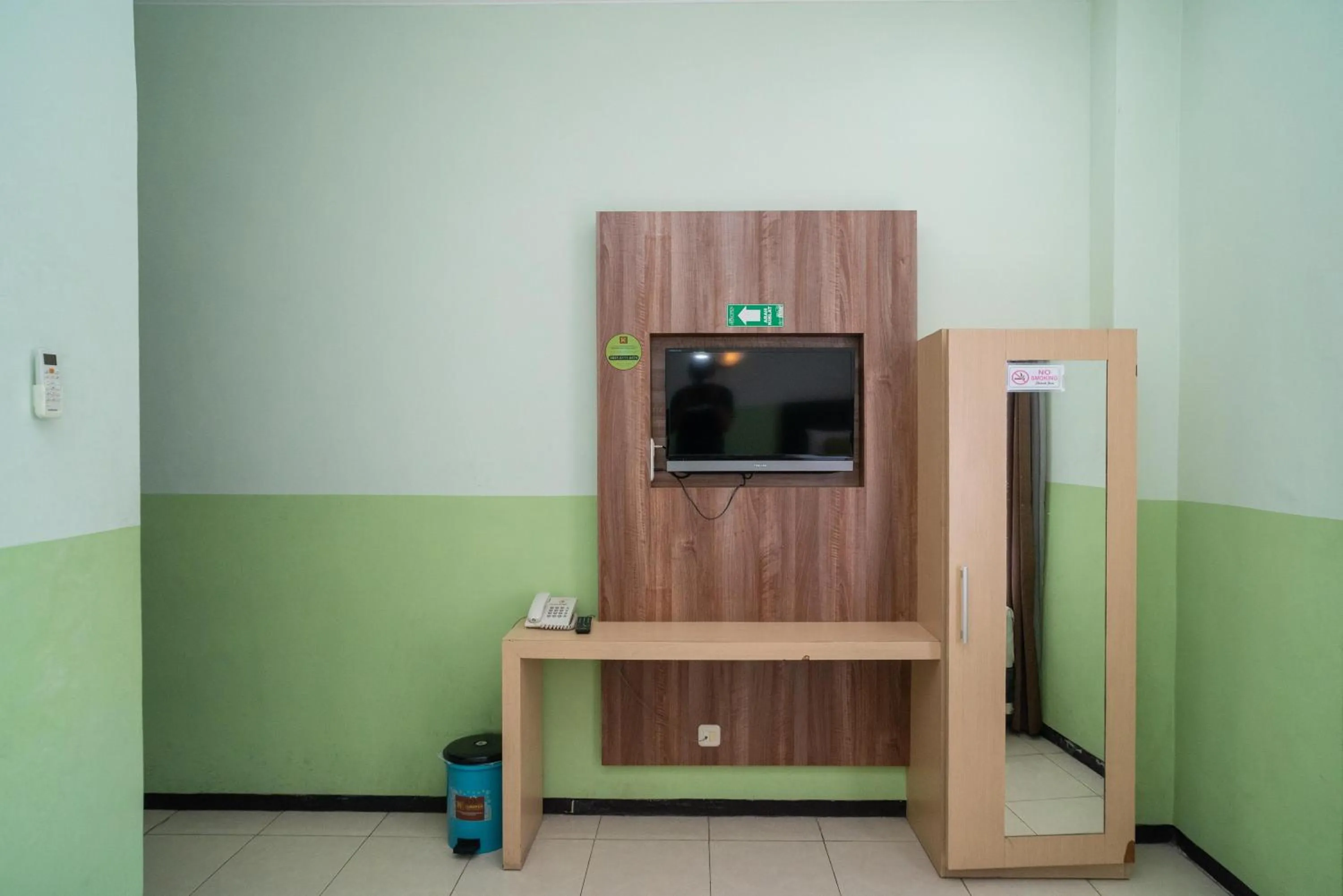 TV and multimedia in Urbanview Hotel de Kopen Malang by RedDoorz