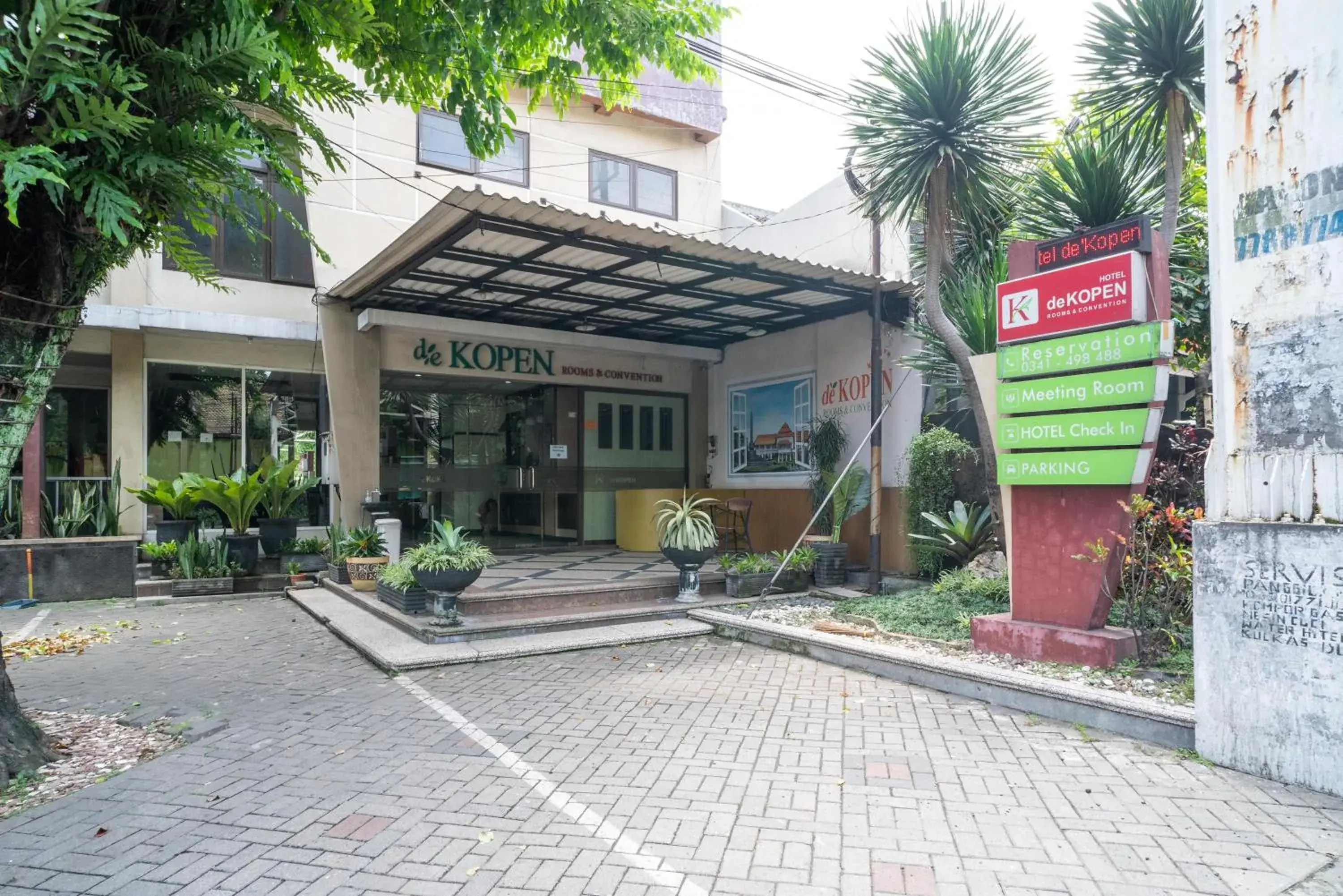 Property building in Urbanview Hotel de Kopen Malang by RedDoorz Property building in Urbanview Hotel de Kopen Malang by RedDoorz