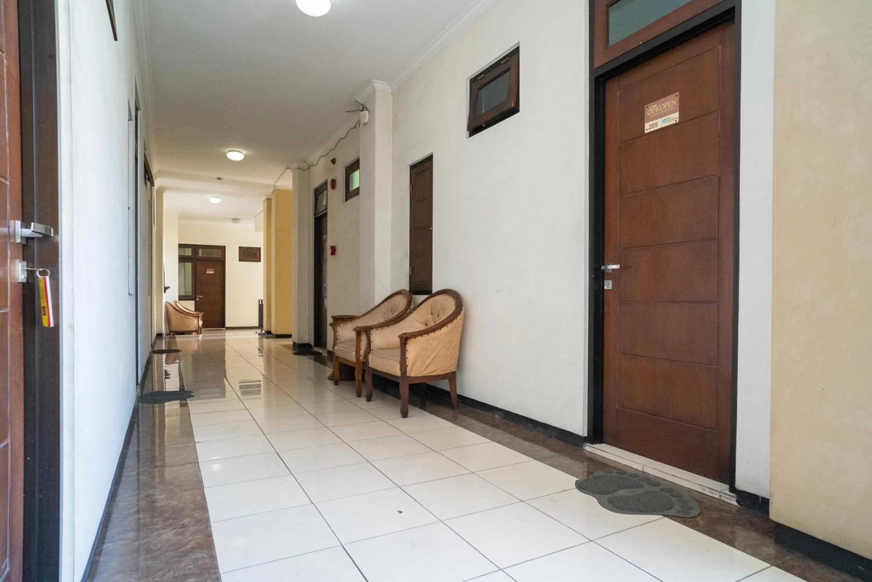 Seating area in Urbanview Hotel de Kopen Malang by RedDoorz