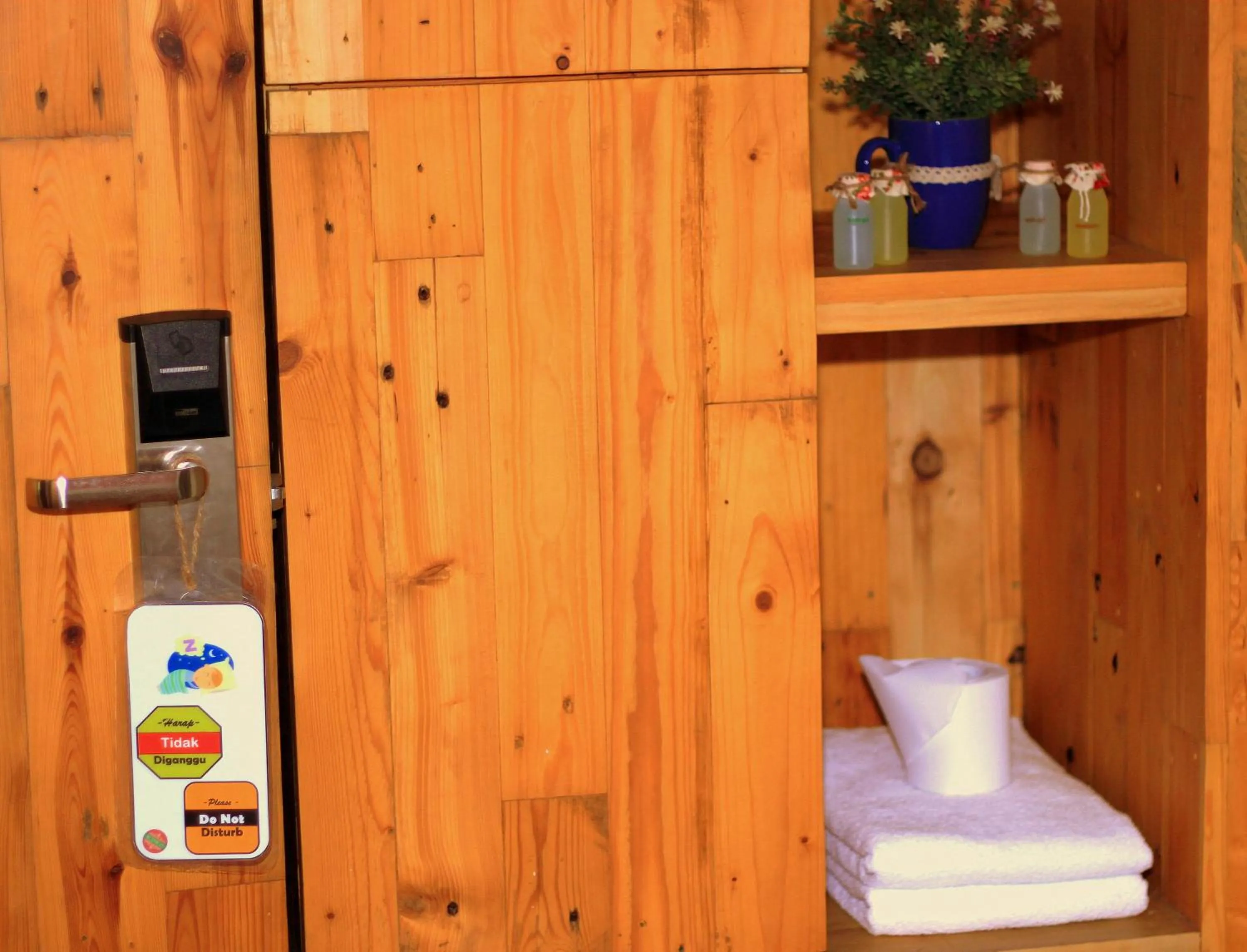 wardrobe in Roemah 28 Syariah