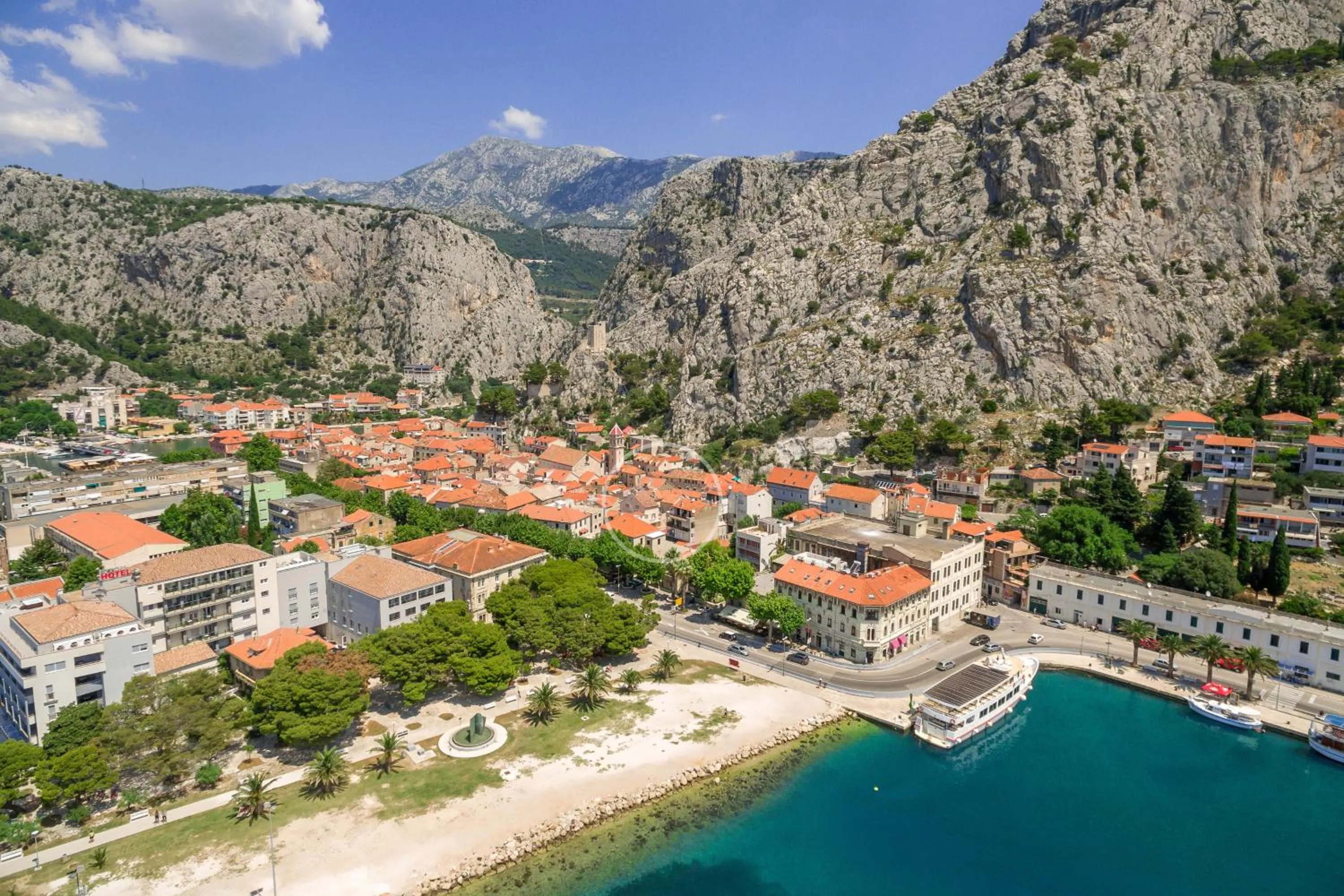 Spring in Villa Mama - Traditional Apartments in Omis, free parking