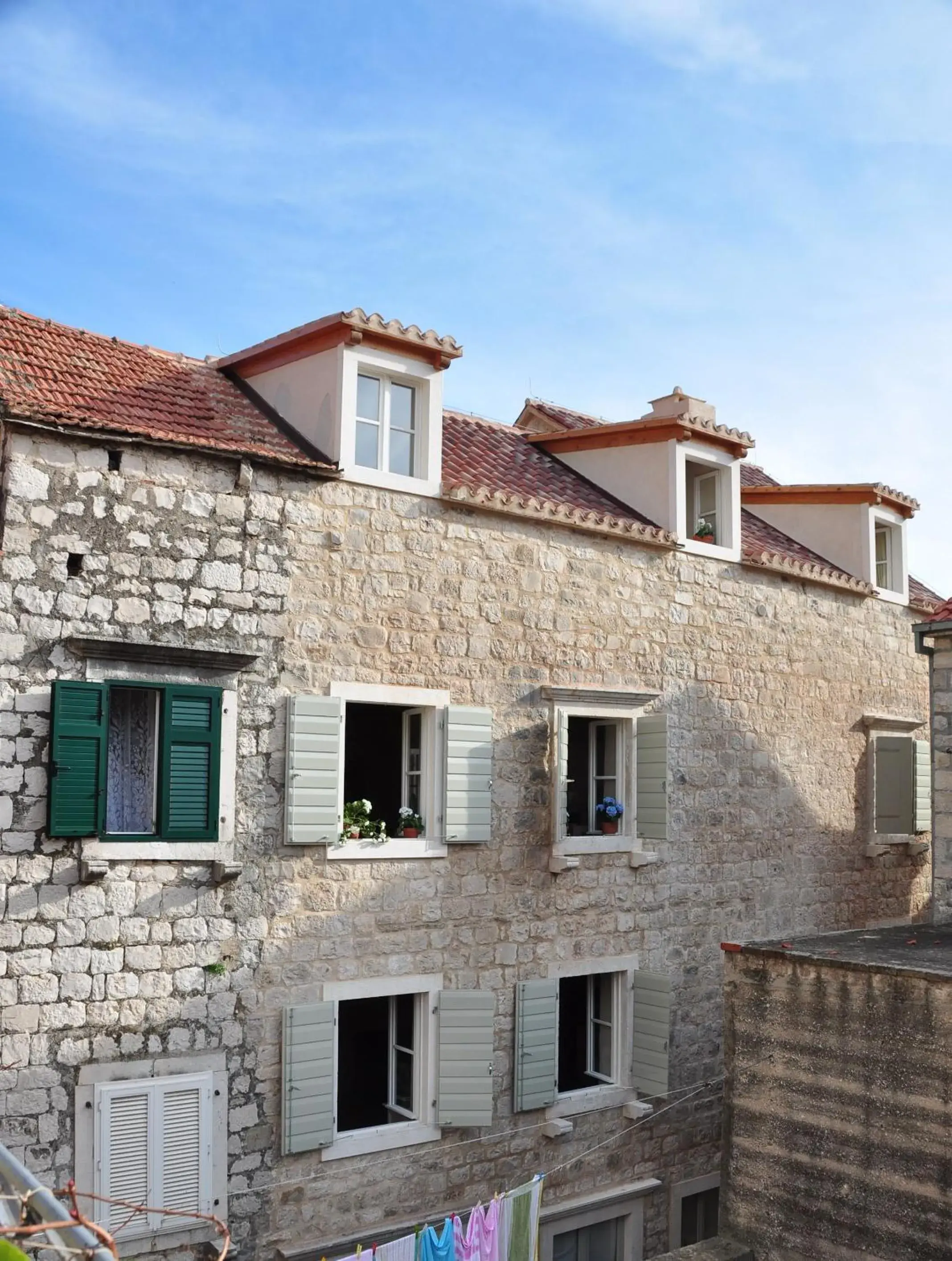 Property building in Villa Mama - Traditional Apartments in Omis, free parking Property building in Villa Mama - Traditional Apartments in Omis, free parking
