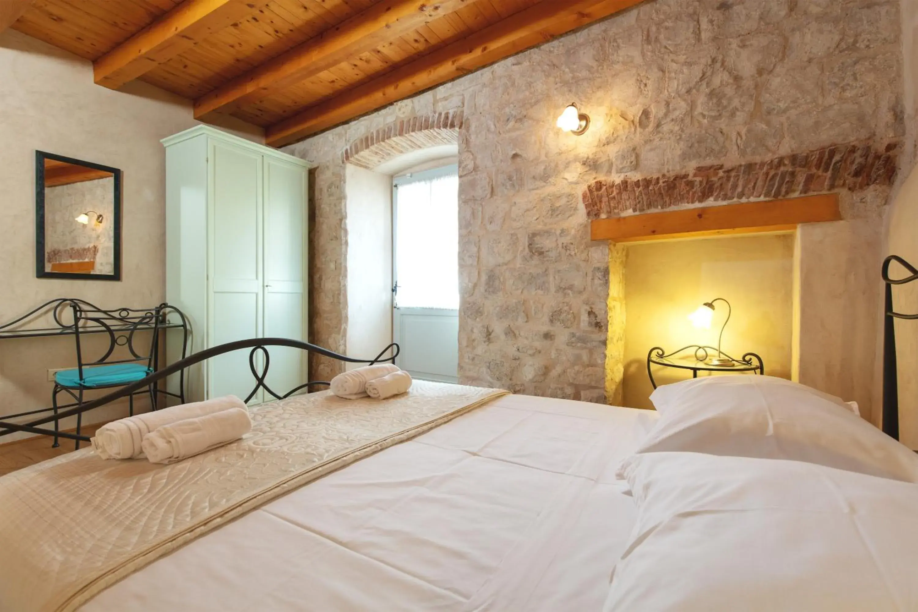 Bed in Villa Mama - Traditional Apartments in Omis, free parking Bed in Villa Mama - Traditional Apartments in Omis, free parking