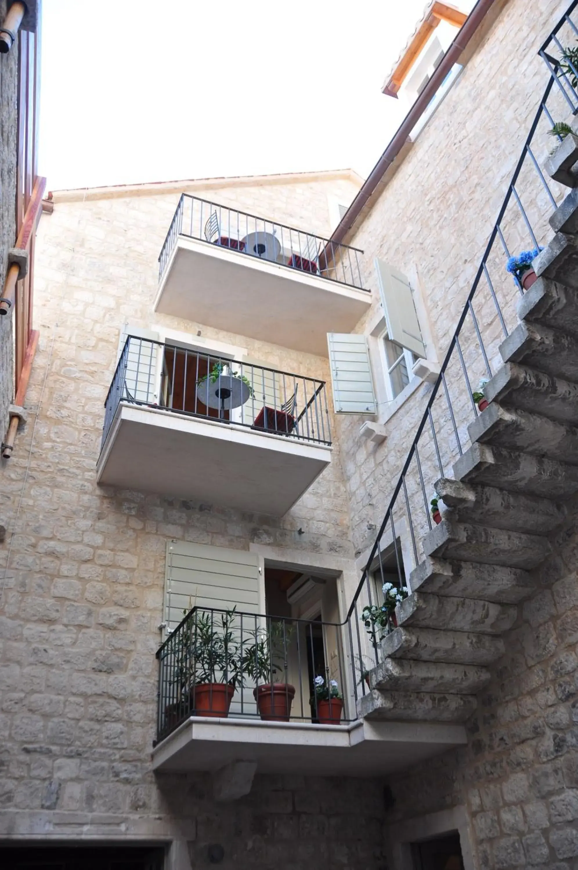 Property building in Villa Mama - Traditional Apartments in Omis, free parking Property building in Villa Mama - Traditional Apartments in Omis, free parking