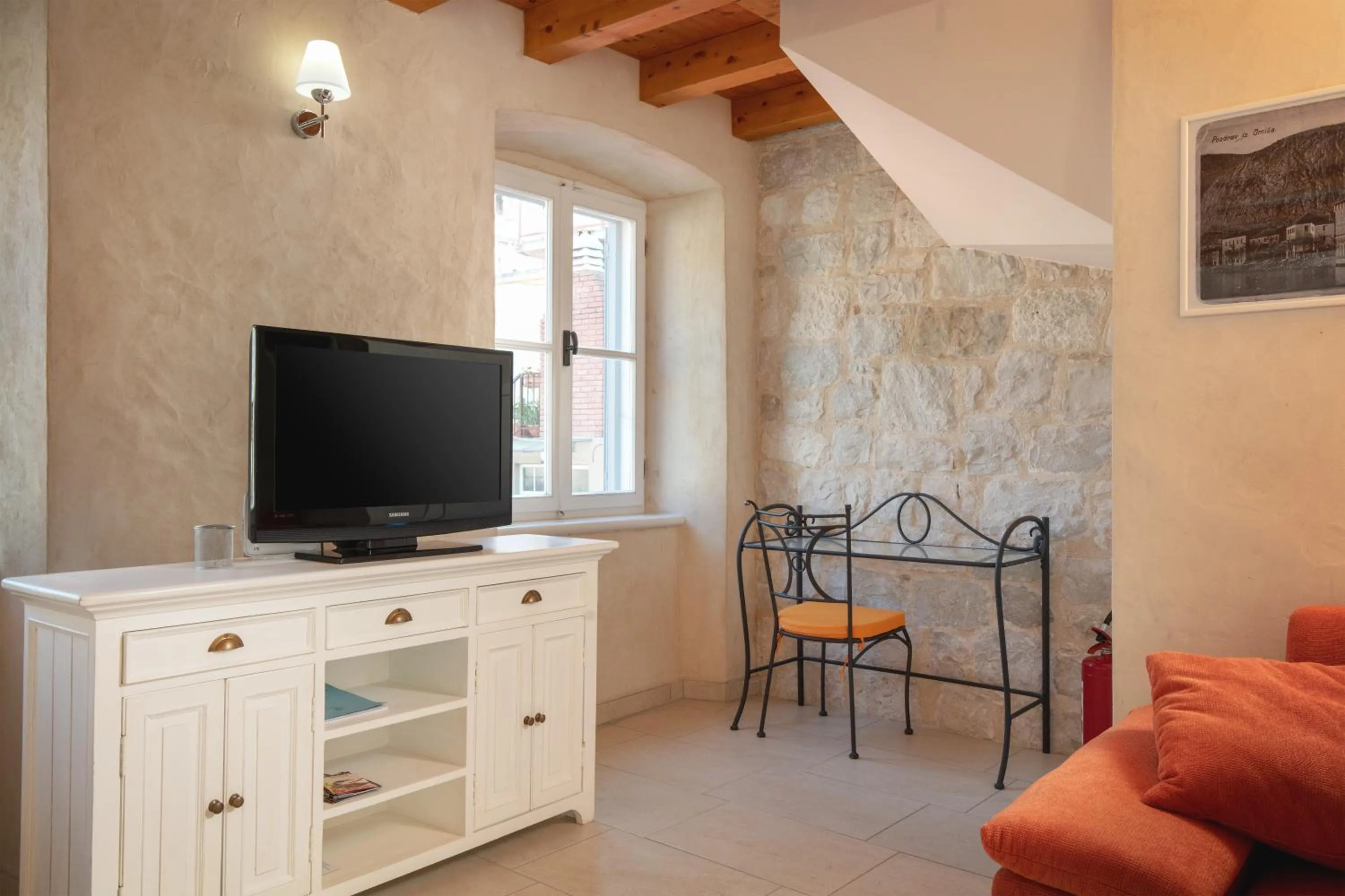 TV and multimedia in Villa Mama - Traditional Apartments in Omis, free parking