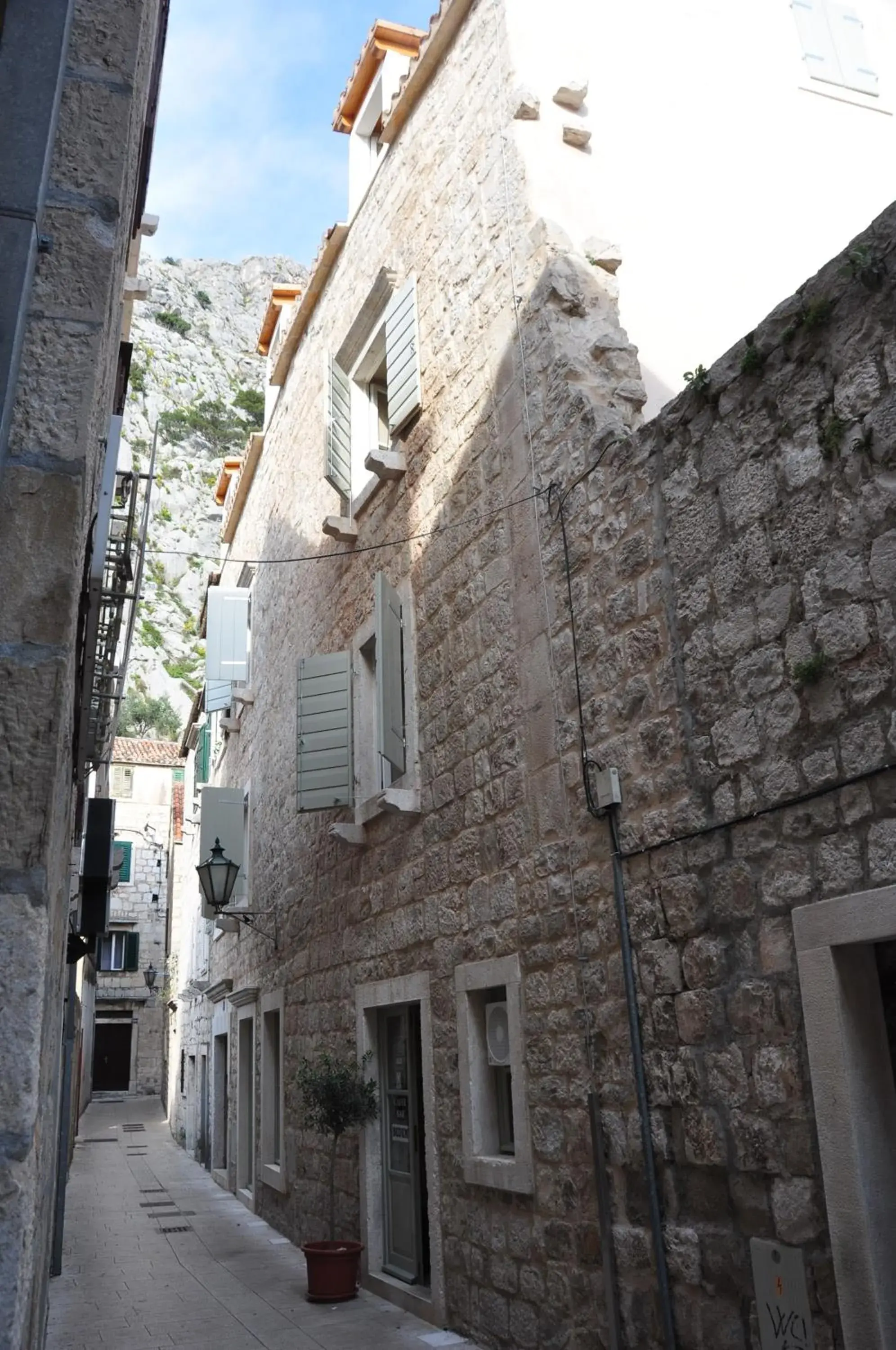Property building in Villa Mama - Traditional Apartments in Omis, free parking Property building in Villa Mama - Traditional Apartments in Omis, free parking