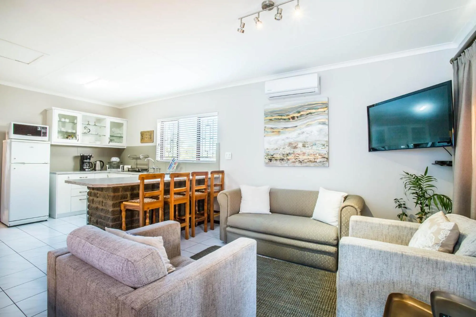 Out of Bounds Self-Catering Lodge