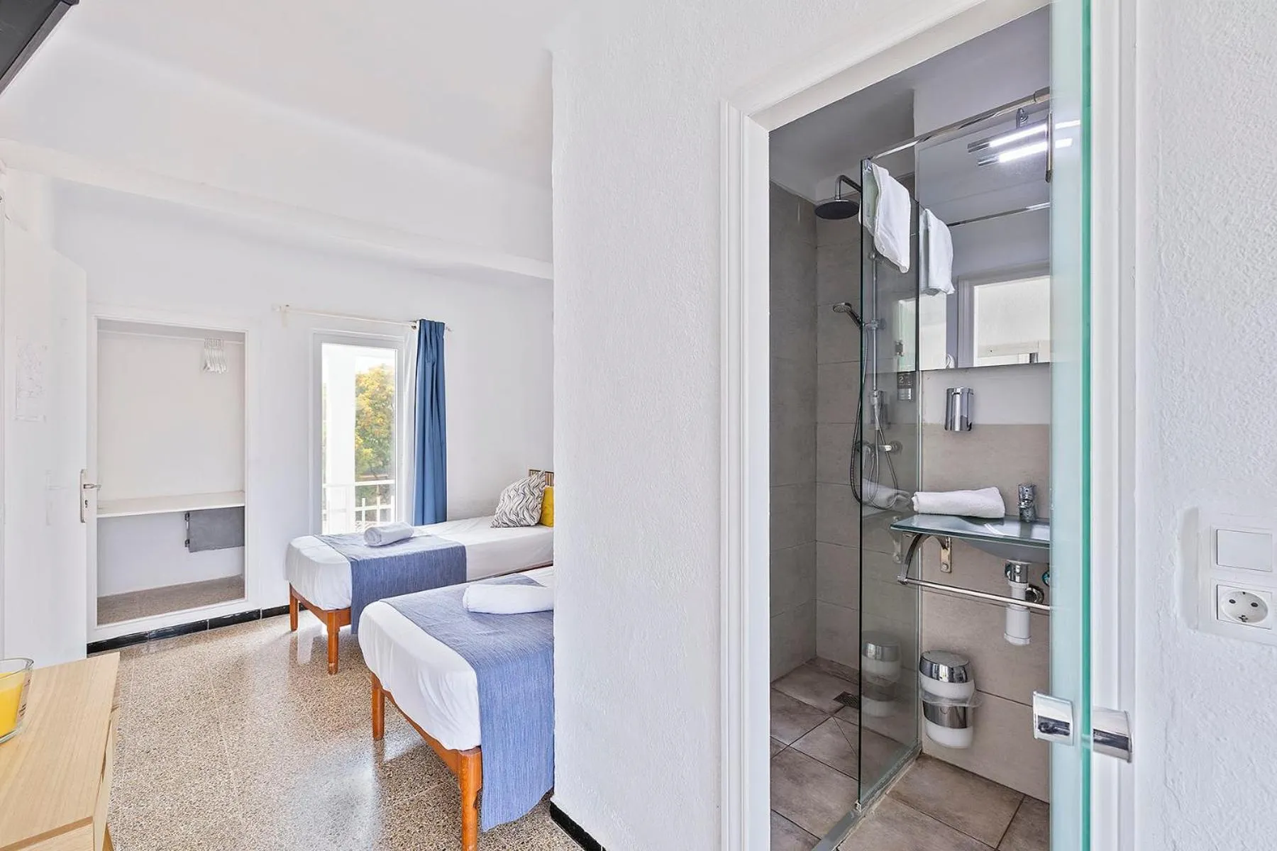 Shower, Bed in SB Arenal 2 Star