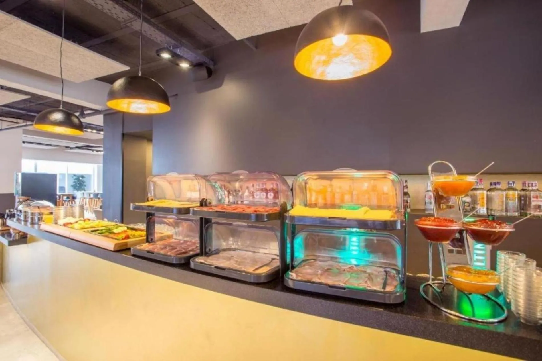 Restaurant/places to eat in SB Arenal 2 Star