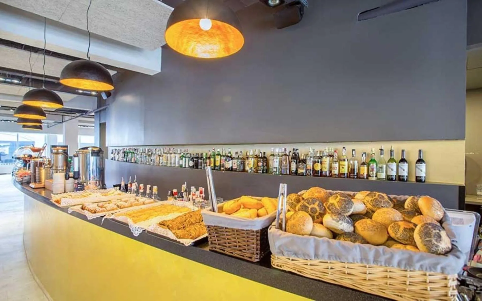 Restaurant/places to eat in SB Arenal 2 Star