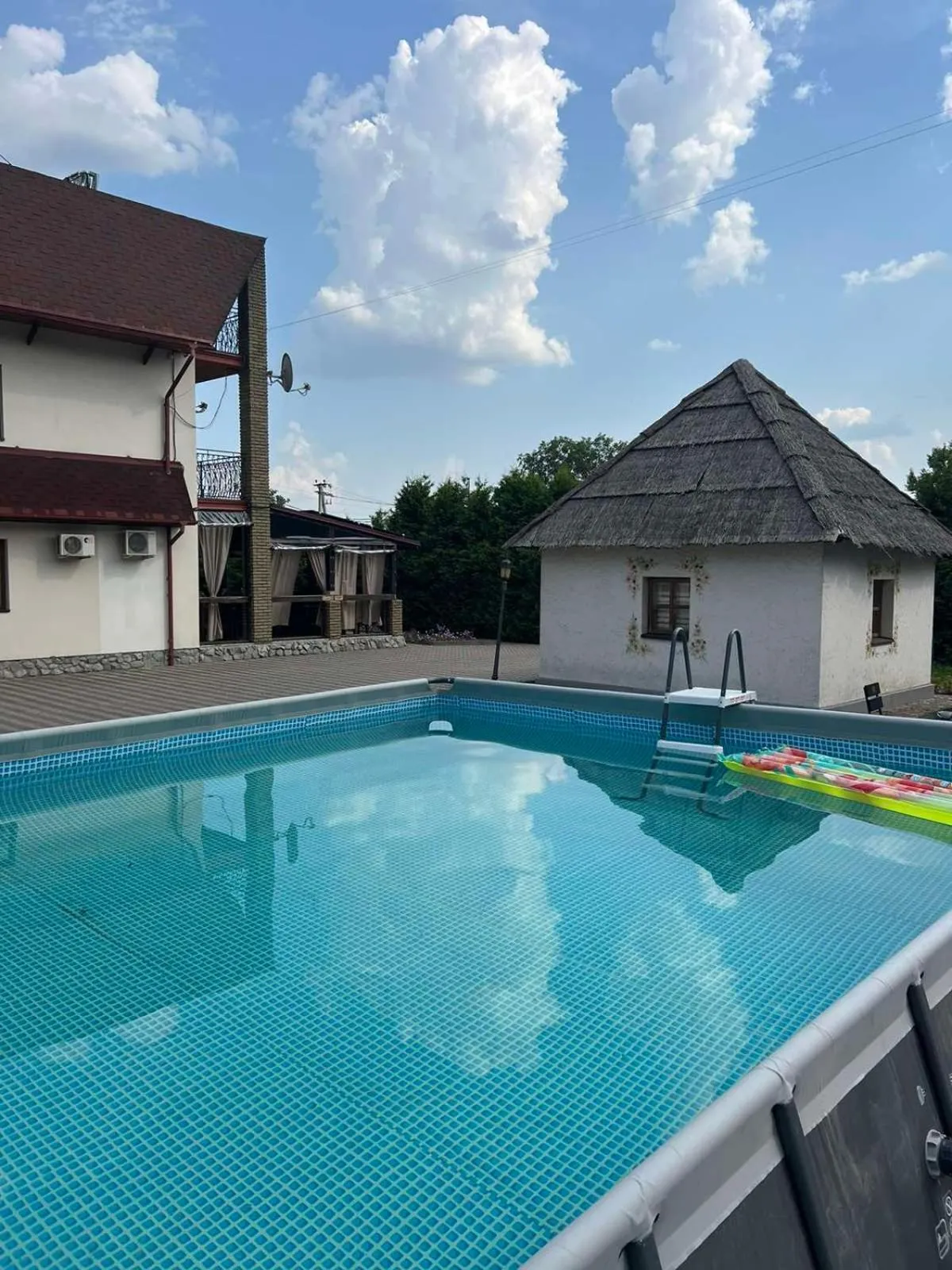 Swimming pool in Stara Vezha Hotel