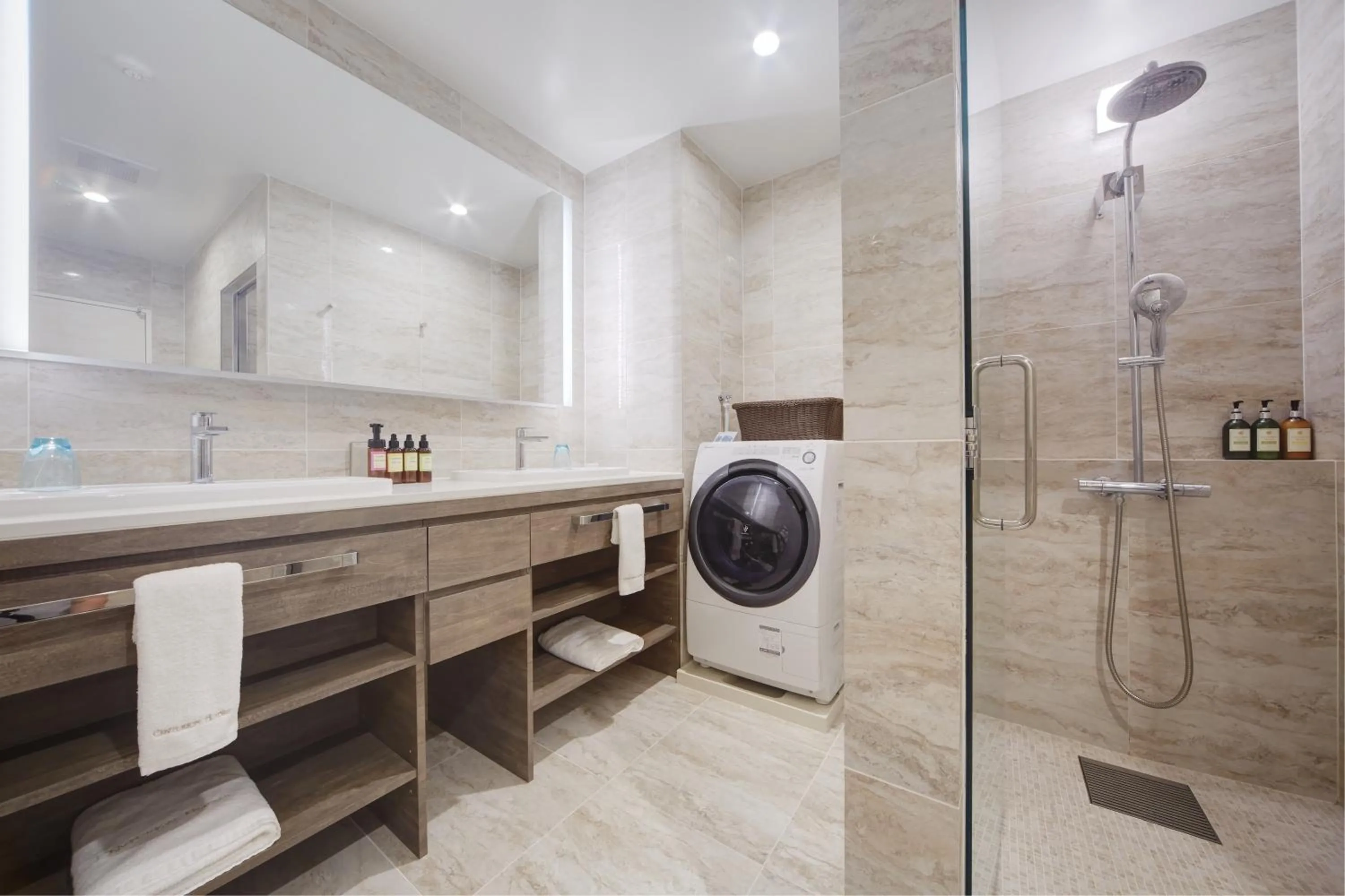 Shower in Royal View Hotel Churaumi