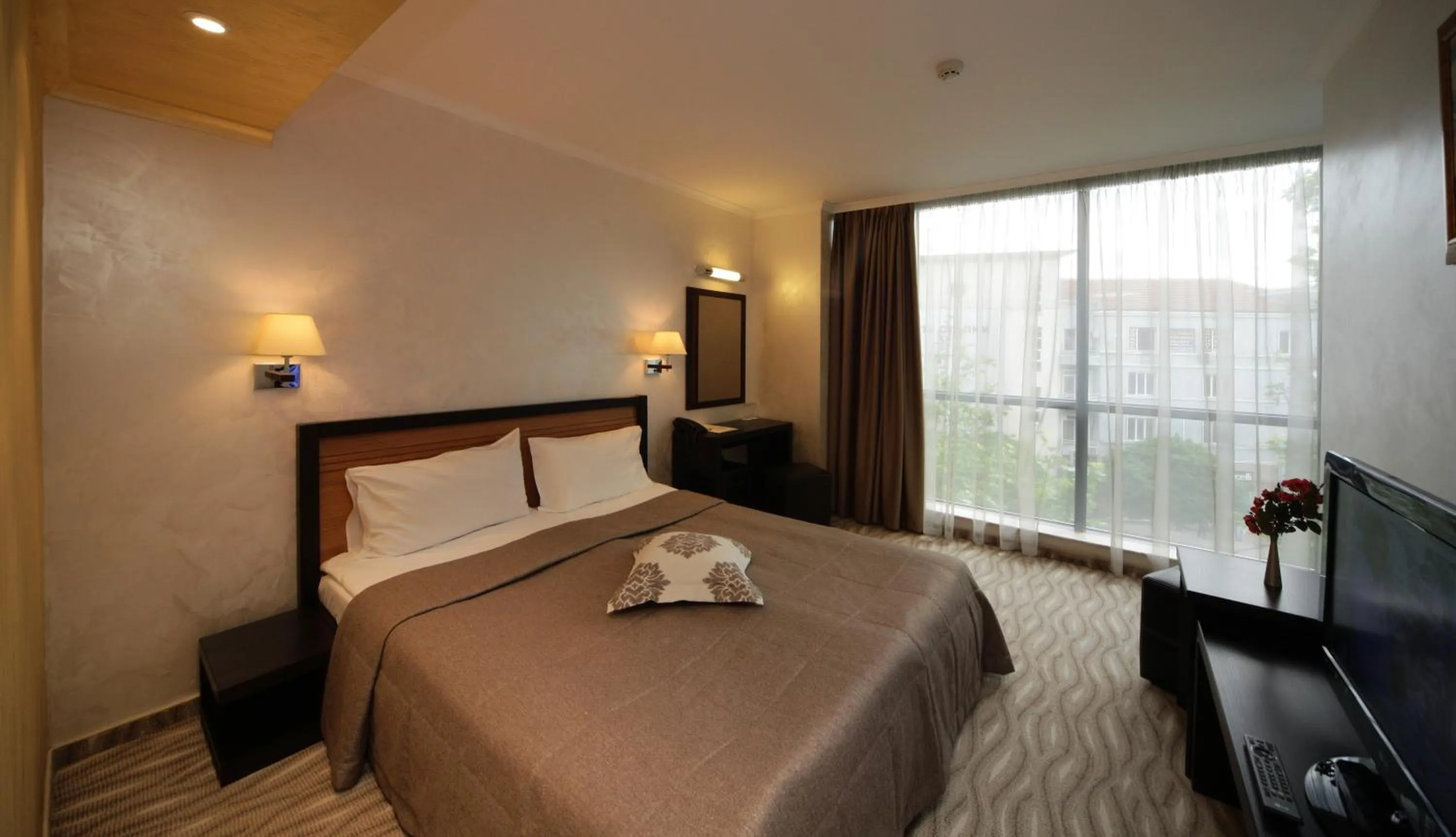 Shower, Bed in Efbet Hotel