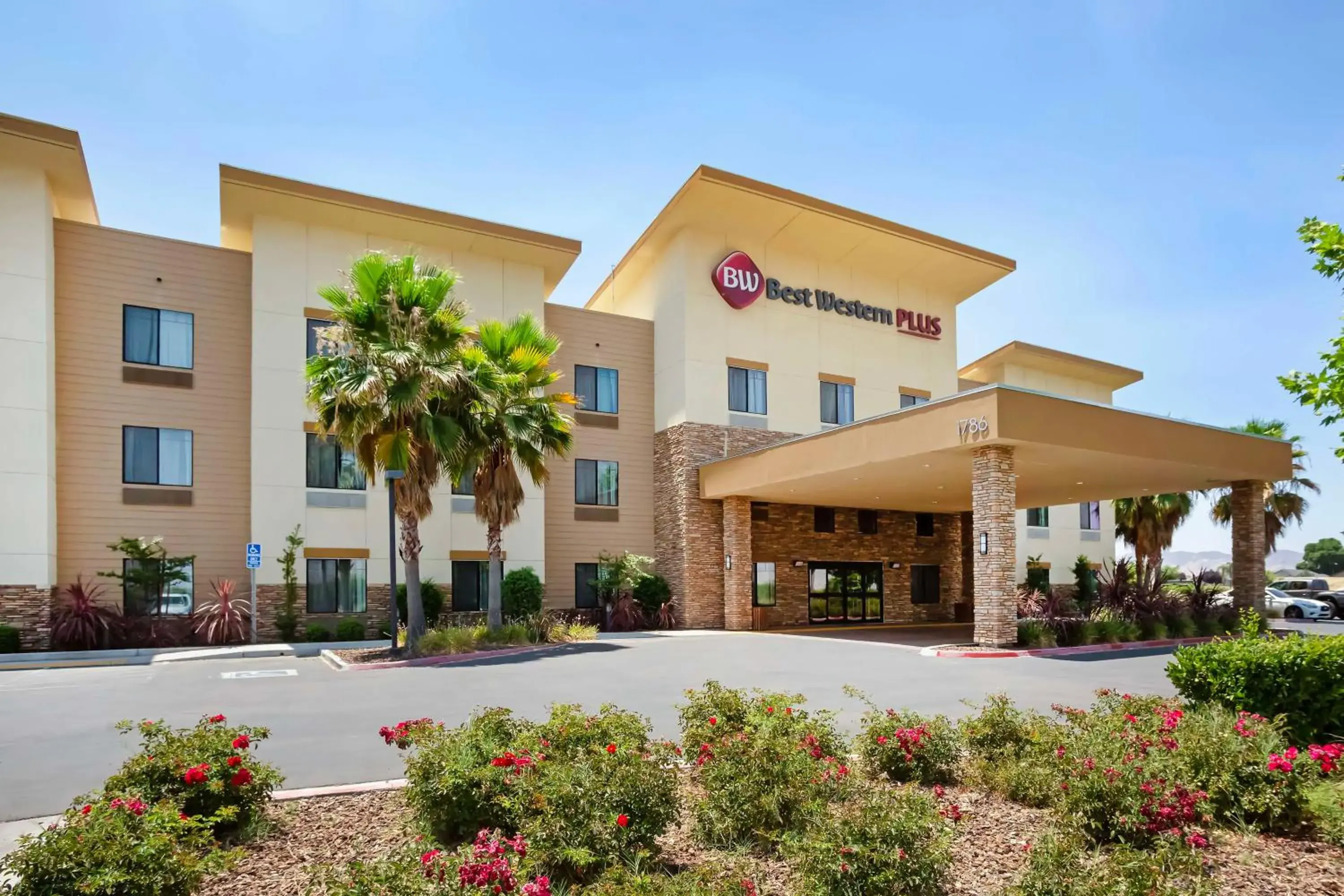 Property building in Best Western Plus Coalinga Inn Property building in Best Western Plus Coalinga Inn