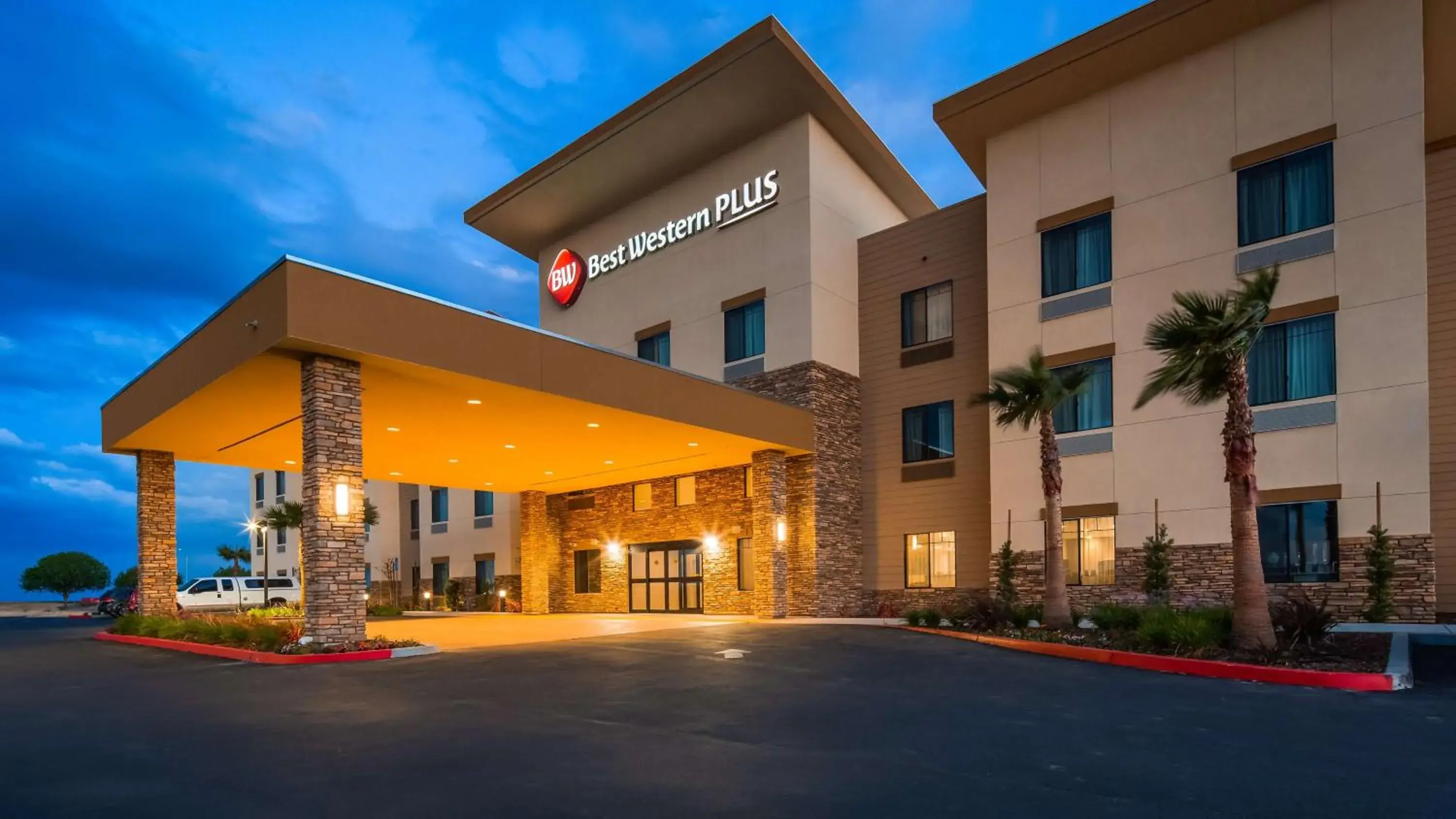 Property building in Best Western Plus Coalinga Inn Property building in Best Western Plus Coalinga Inn