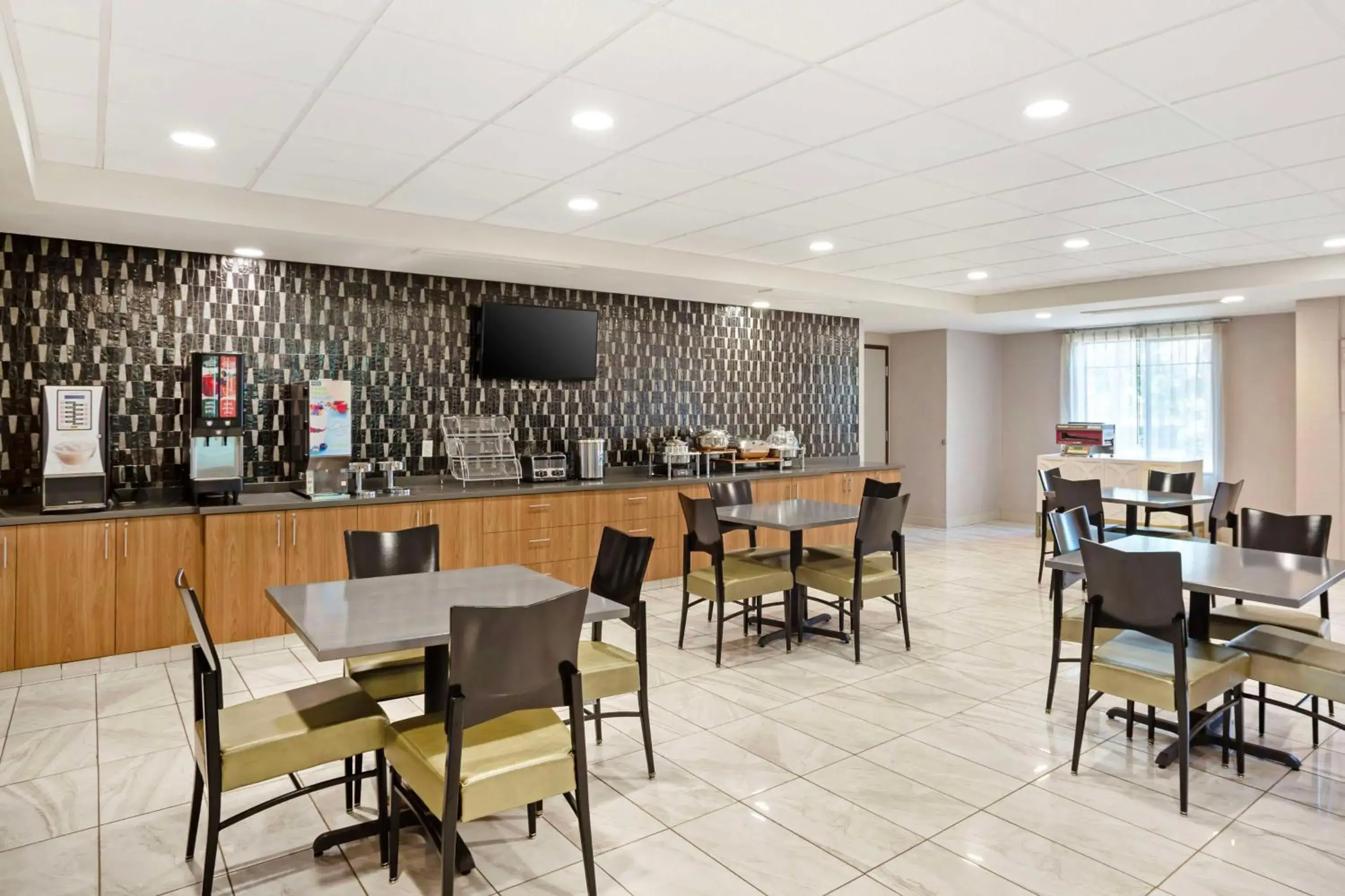 Breakfast in Best Western Plus Coalinga Inn Breakfast in Best Western Plus Coalinga Inn