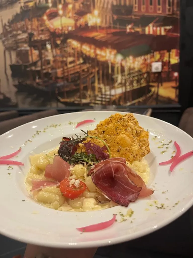 Restaurant/places to eat in Résidence Château du Mée