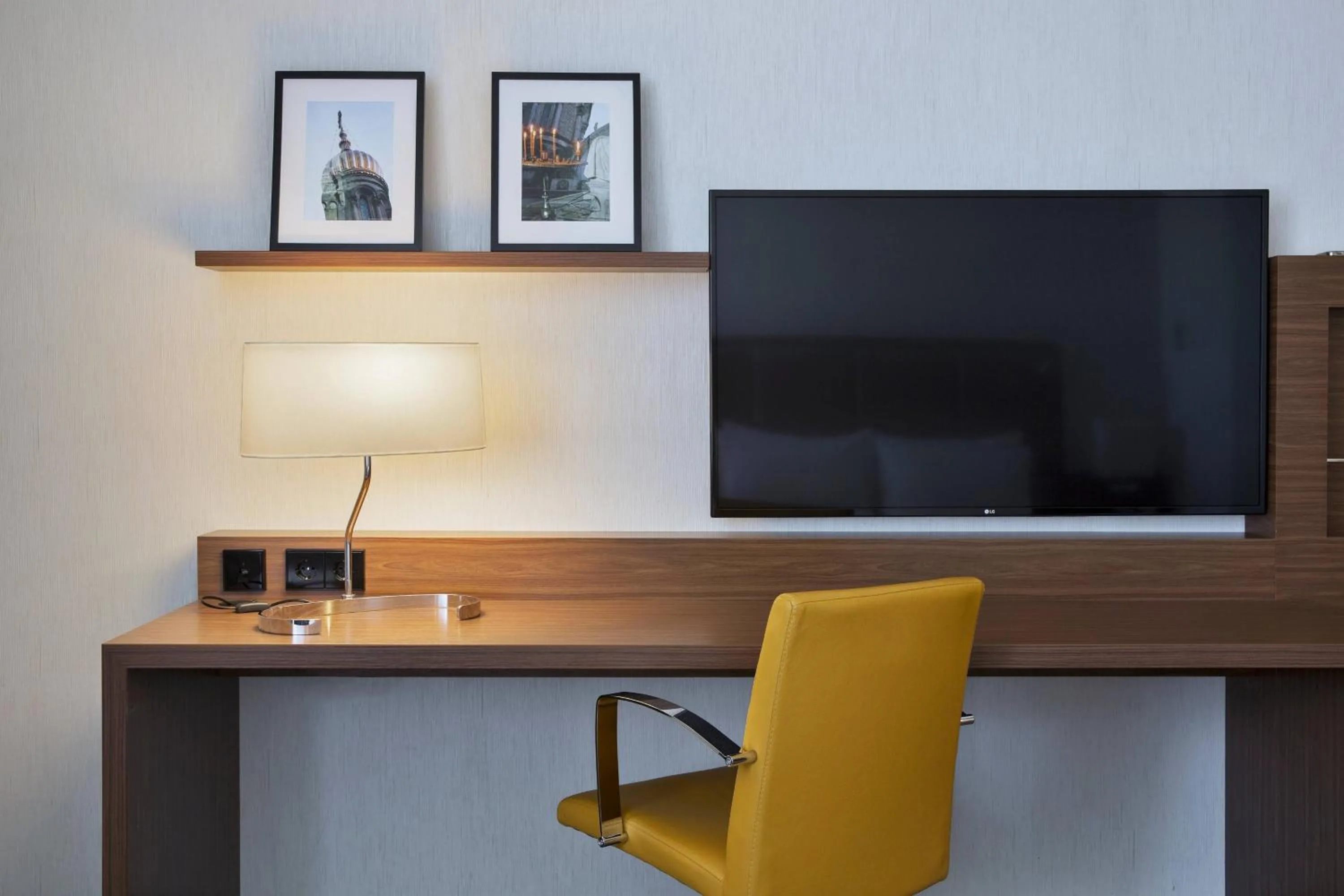 Photo of the whole room in Courtyard by Marriott Wiesbaden-Nordenstadt