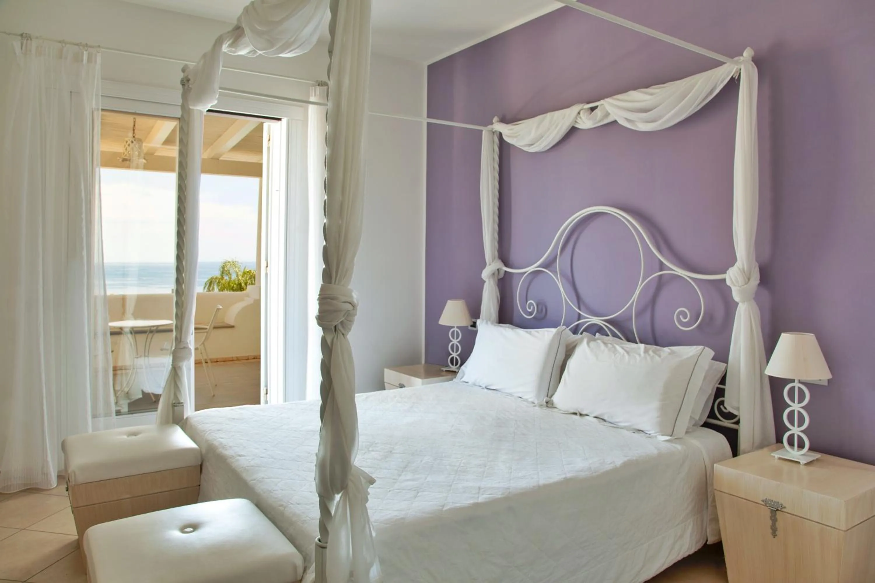 Bed in Hotel Mea - Aeolian Charme