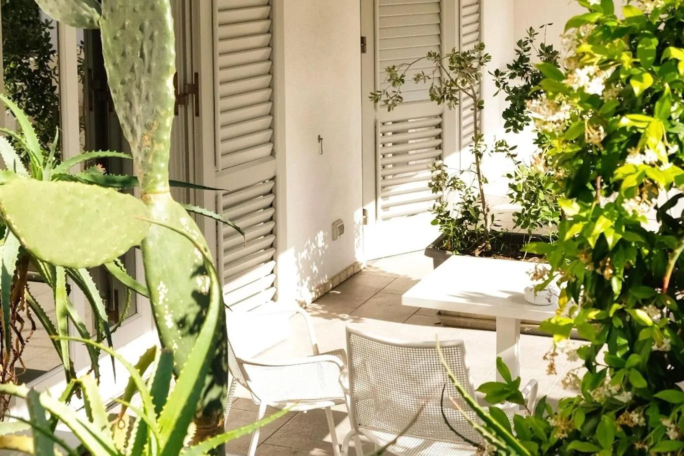 Patio in Hotel Mea - Aeolian Charme